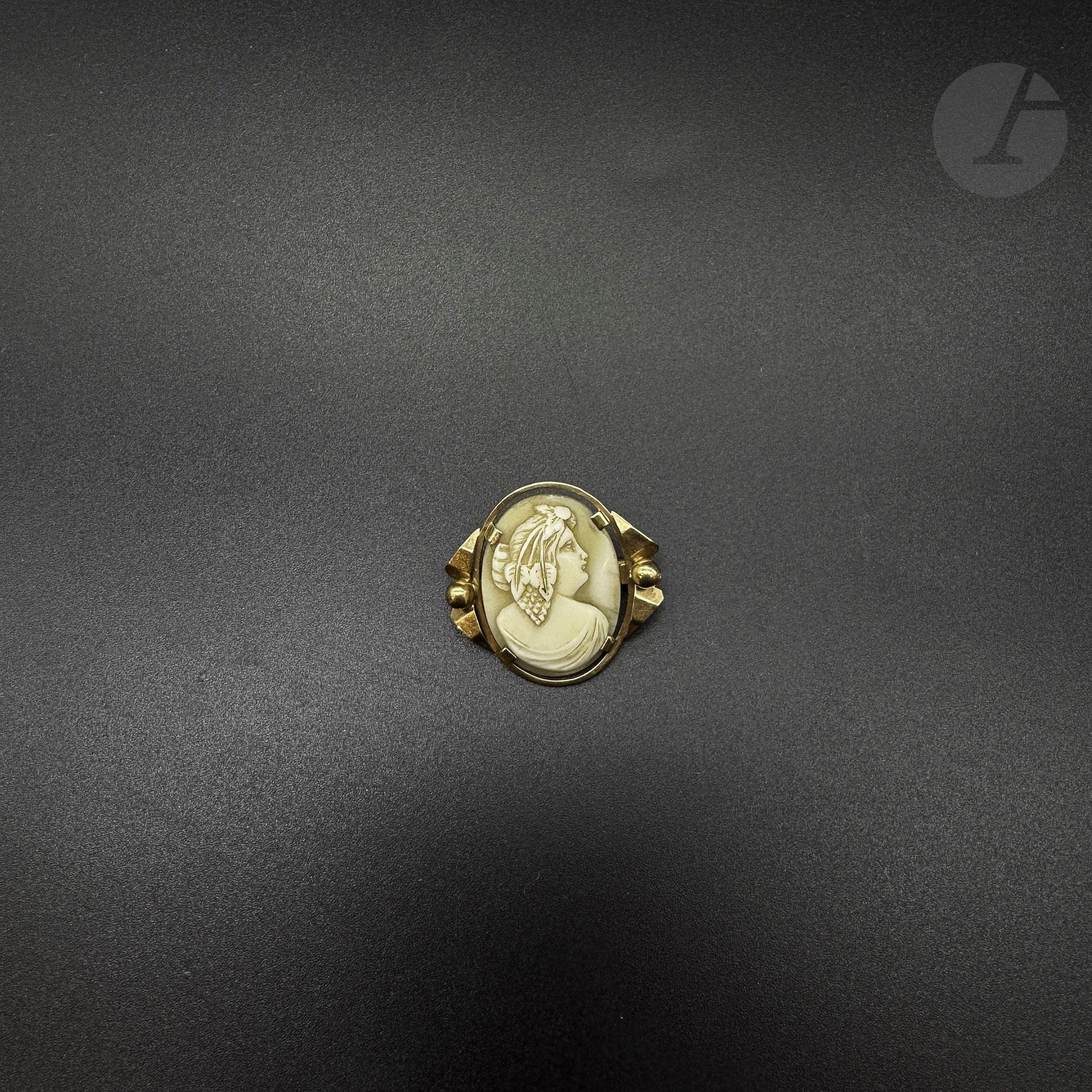 Broche monture en or 750/°°°
débris
Poids brut : 4.15 g