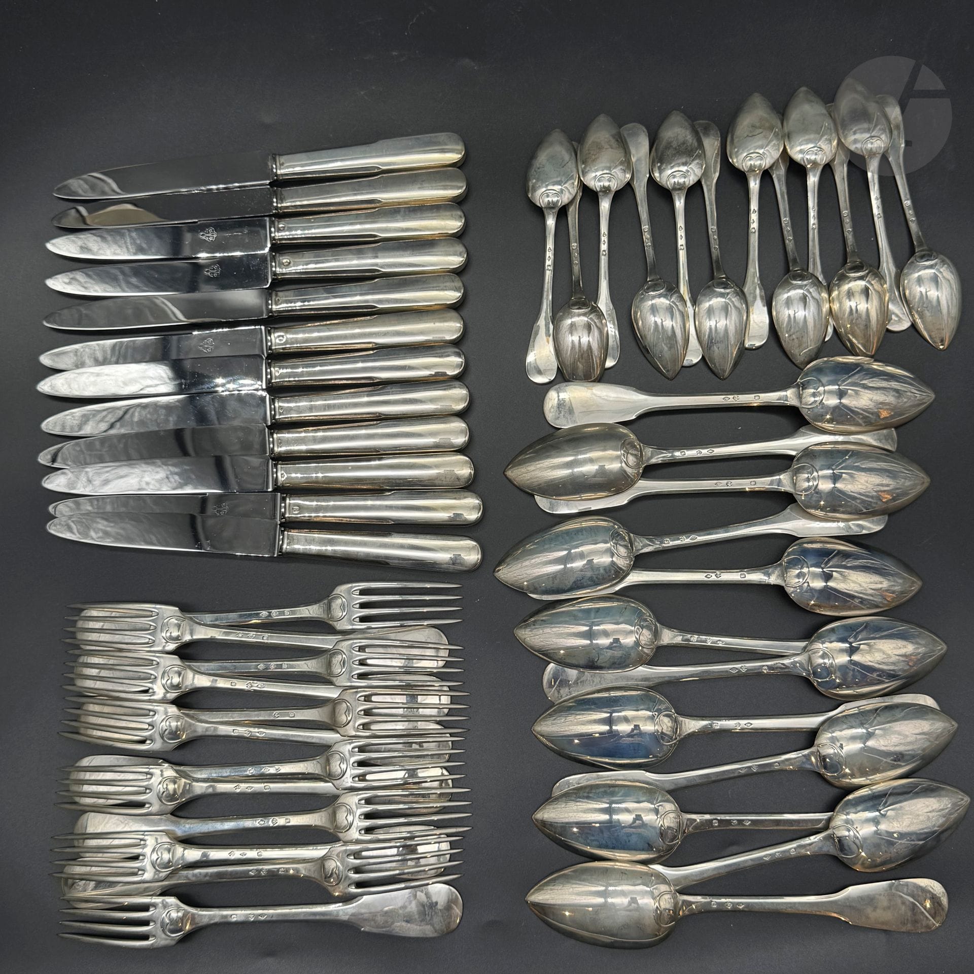 Partie de ménagère en argent 925/°°°, orfèvre Hénin, modèle "Valois"
- 12 cuillères à entremet
- 12 fourchettes
- 12 cuillières à soupe
- 12 couteaux
débris
Poids brut : 3, 230 kg