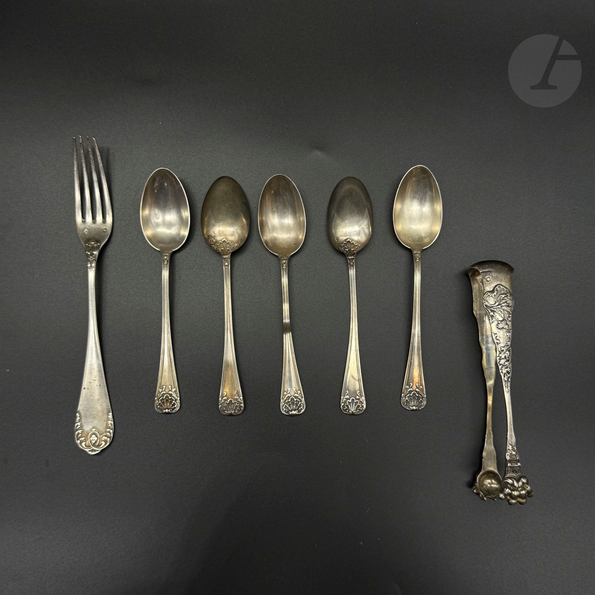Lot en argent 925/°°° comprenant : 
- une pince à sucre
- 5 cuillières
- une fourchette
Poids net : 220 g
débris