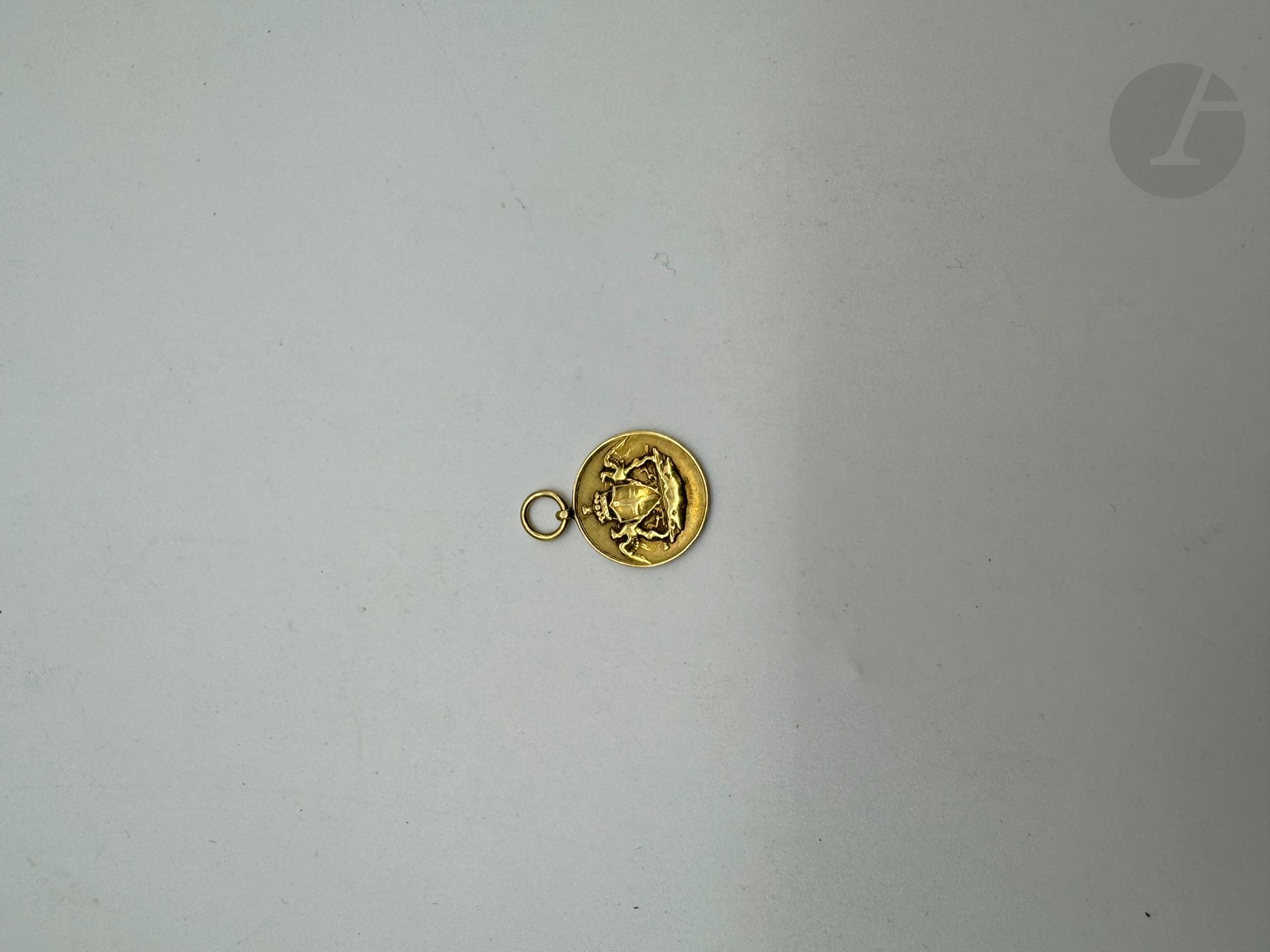 Médaille en or 750/°°° de conseiller municipal italien. 
débris
poids net : 5.9g