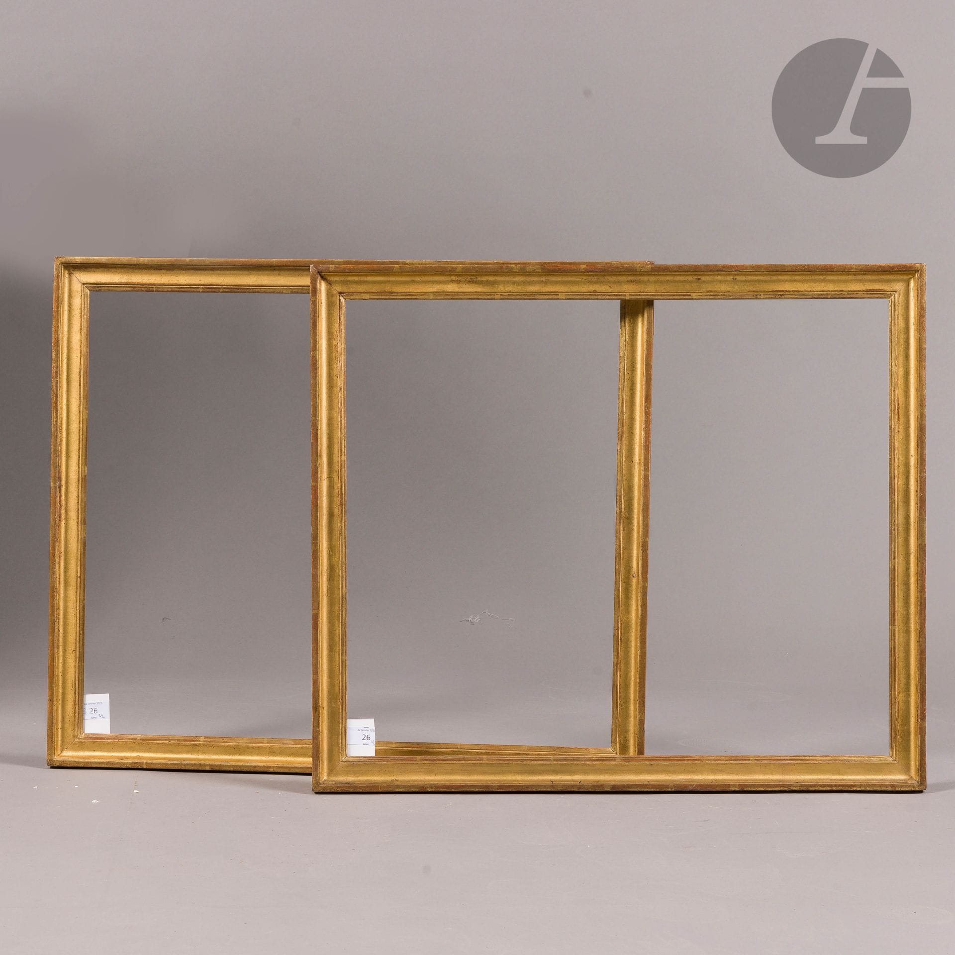 Paire de baguettes en bois mouluré et doré. Époque Louis XVI . 53,7 x 64,6 cm - Profil : 4 cm