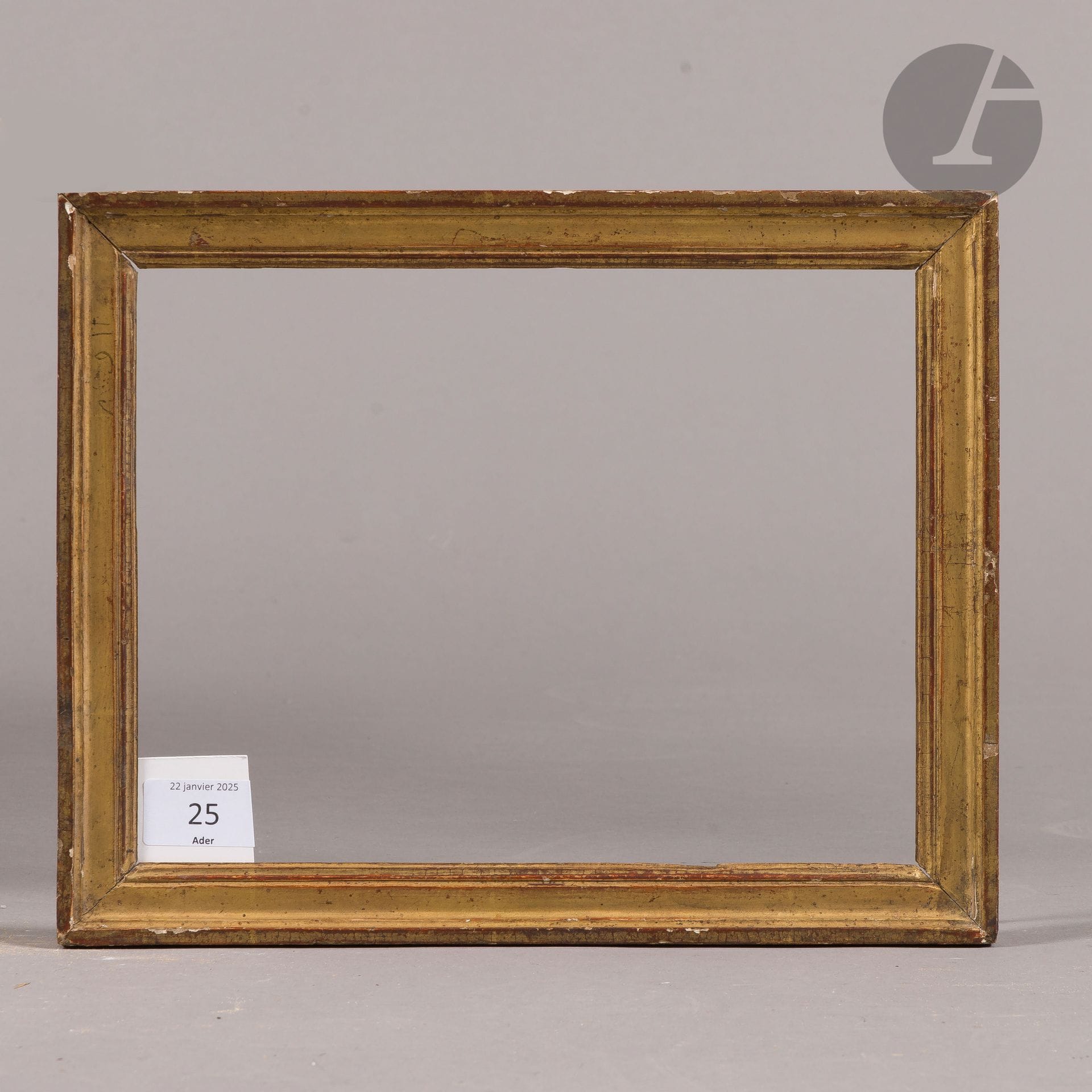Baguette en bois mouluré et doré. Époque Louis XVI . 18,9 x 24,7 cm - Profil : 2,6 cm