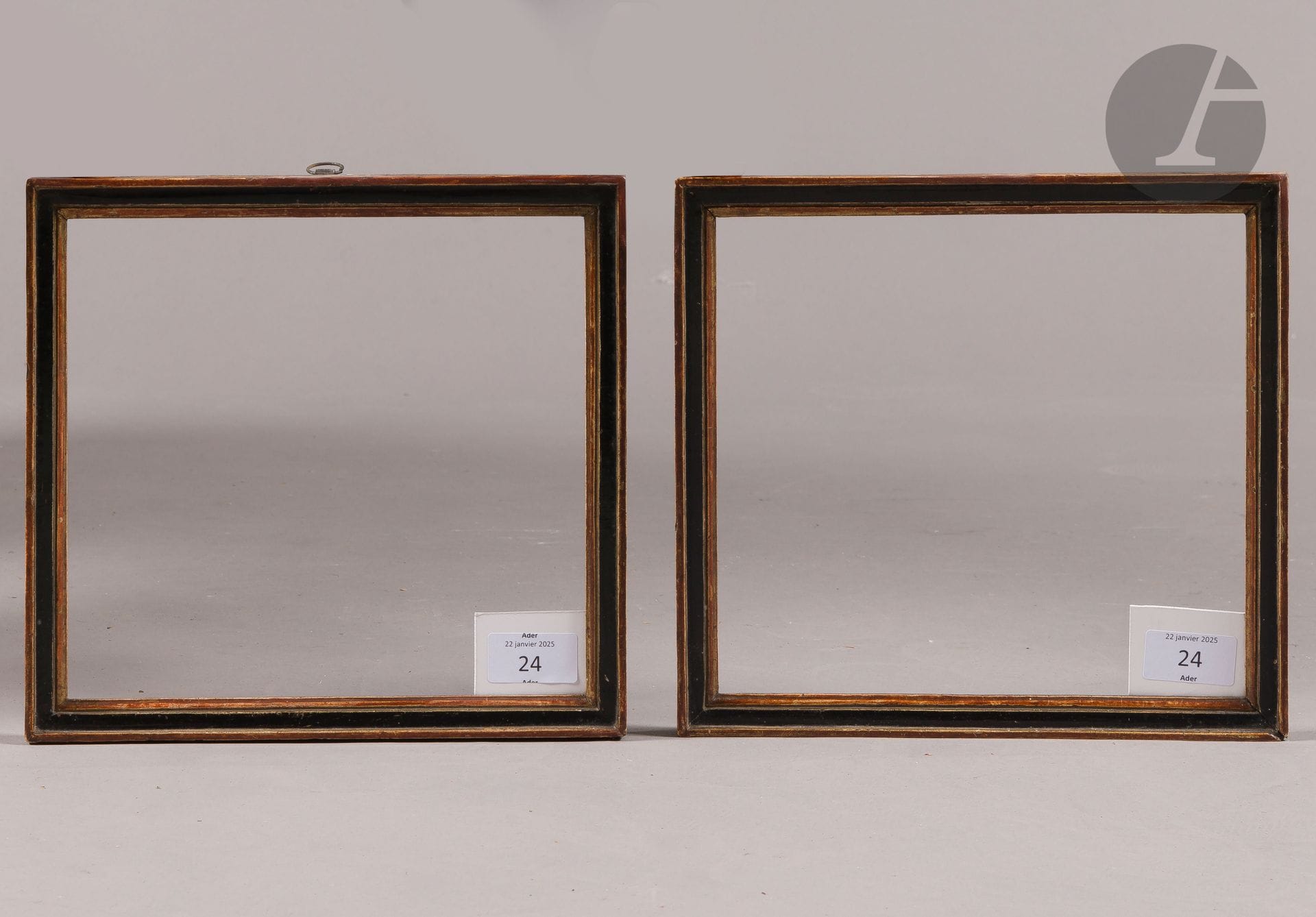Pair of black and gold molded wood chopsticks. Late 18th century (wear). 20.4 x 21.9 cm and 20.4 x 22.2 cm - Profile: 1.7 cm