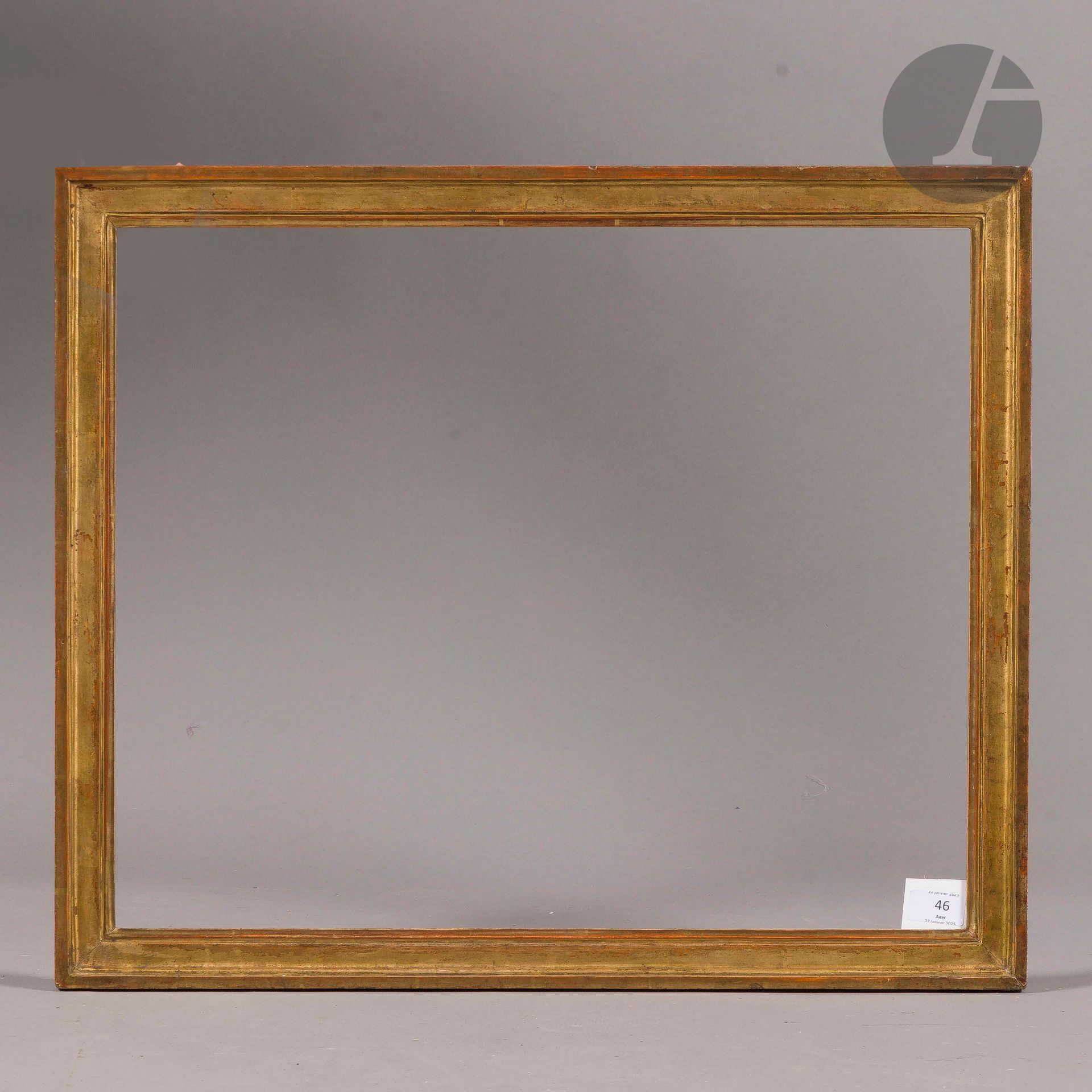 Baguette en bois mouluré et doré. Époque Louis XVI . 47,8 x 58 cm - Profil : 4,1 cm (12F)