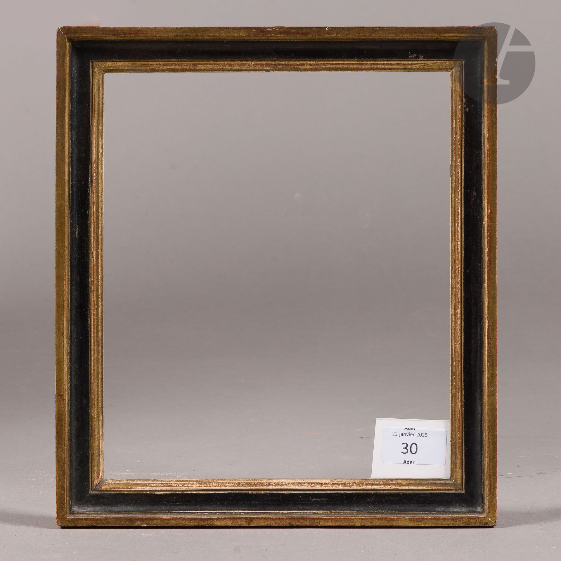 Baguette en bois mouluré noir et or. Fin du XVIIIe siècle. 20,5 x 24,2 cm - Profil : 2,5 cm