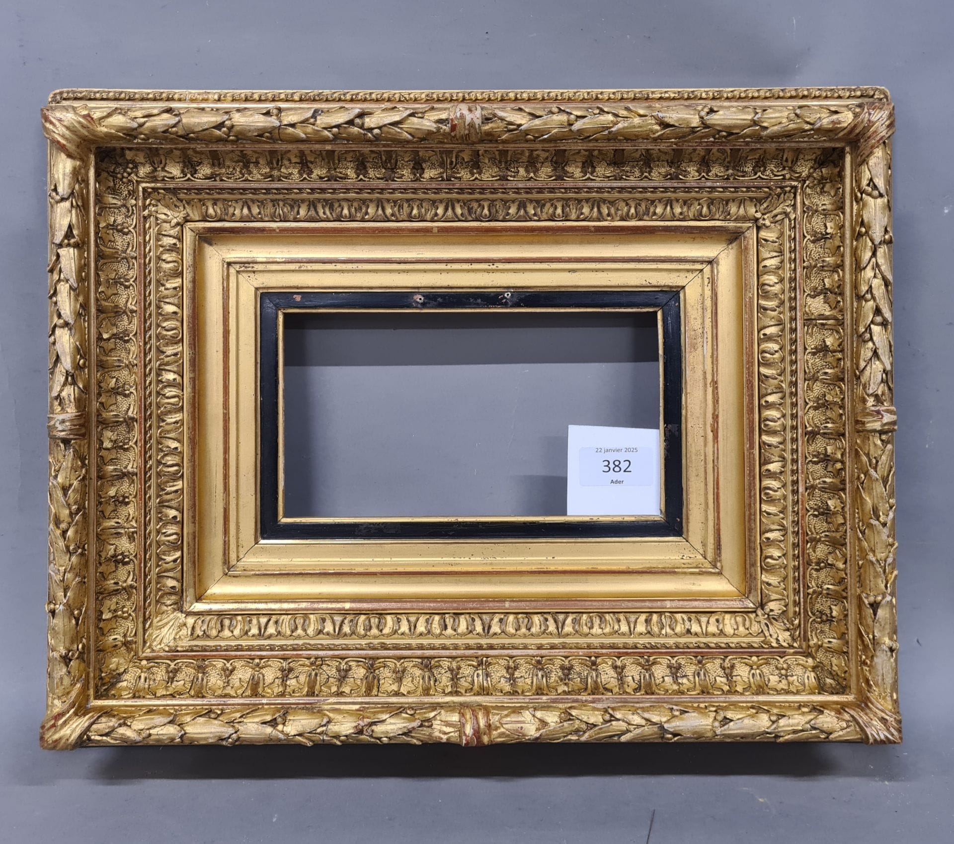 Cadre Barbizon en bois et stuc doré. Époque Napoléon III . 11 x 19,5 cm - Profil : 12 cm (1M)