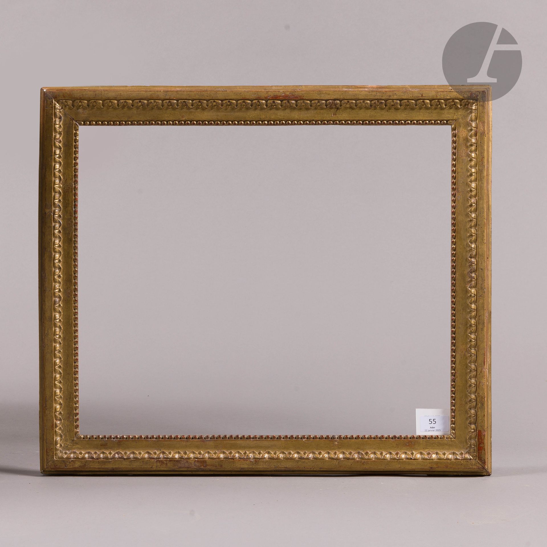 Baguette en bois sculpté et doré à décor de raie de cœur et de perles à la vue. Époque Louis XVI (piqures). 41,2 x 49,6 cm - Profil : 5,2 cm