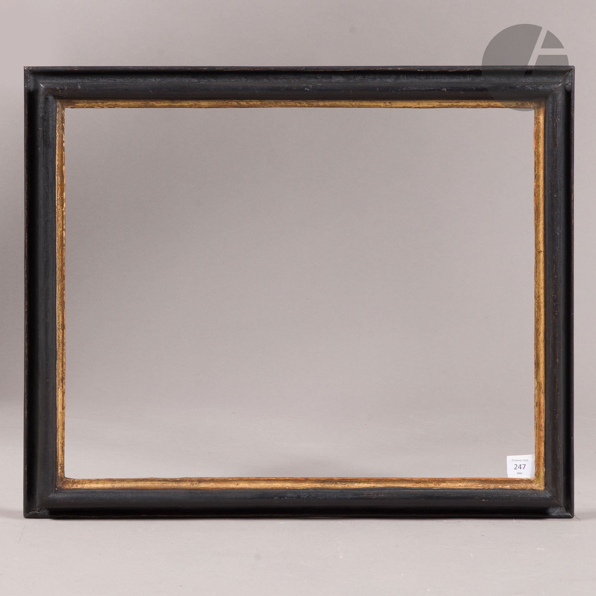 Cadre à profil renversé en bois mouluré noir et or. Italie XVIIIe siècle. 49 x 62,2 cm - Profil : 5,2 cm (15P)