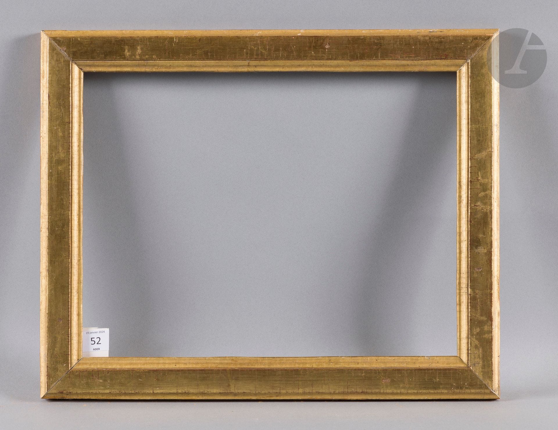 Baguette plate en bois mouluré et doré. Époque Louis XVI (ressemelée). 29,5 x 38,7 cm - Profil : 4,3 cm