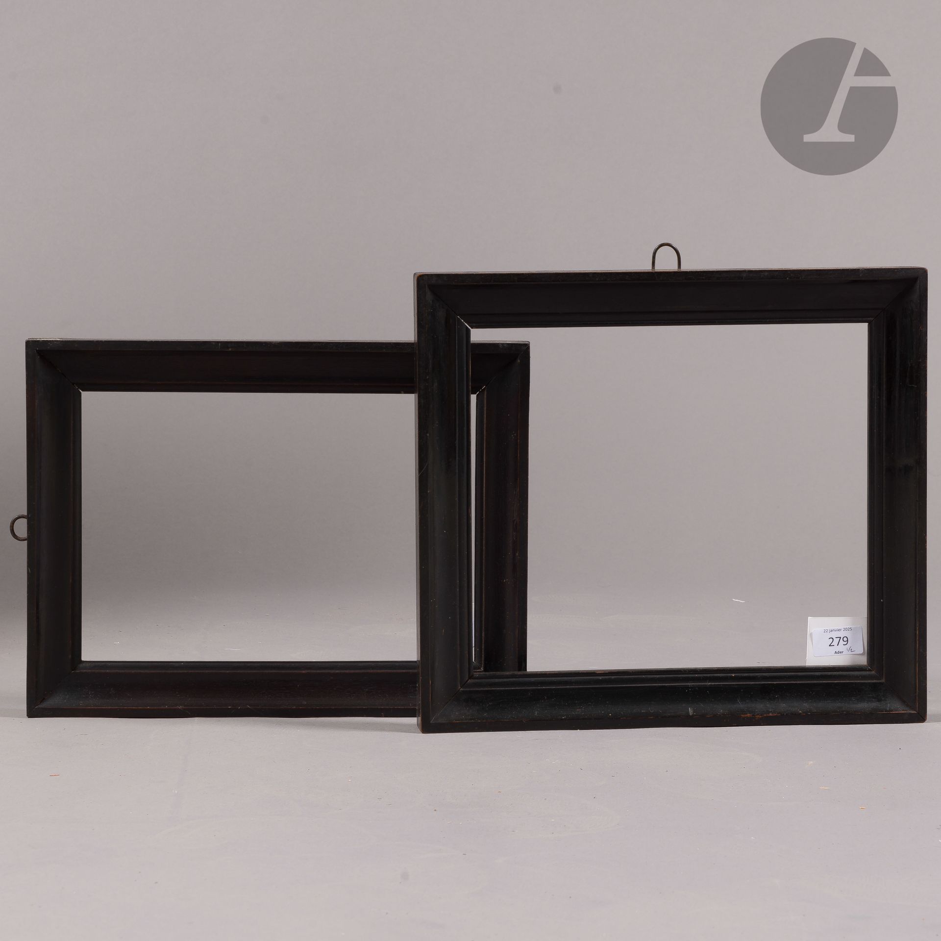 Two molded and blackened wood grooves. Italy, 19th century. 20.7 x 3260.3 cm - Profile: 4 cm (4P) and 26 x 30.3 cm - Profile: 4.1 cm