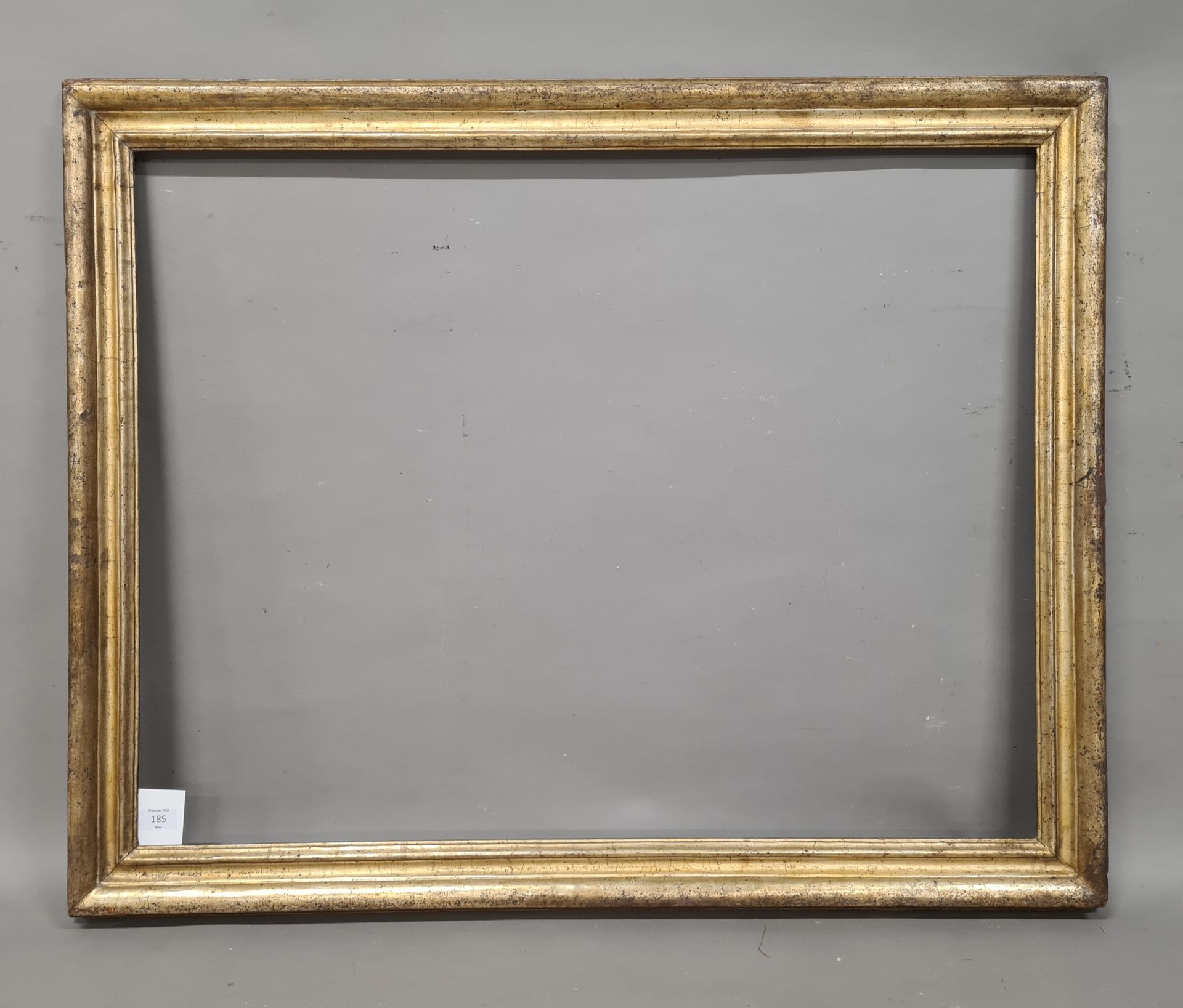 Cadre en bois mouluré et doré à la mécca. Italie XVIIIe siècle. 72,1 x 94,3 cm - Profil : 7,7 cm