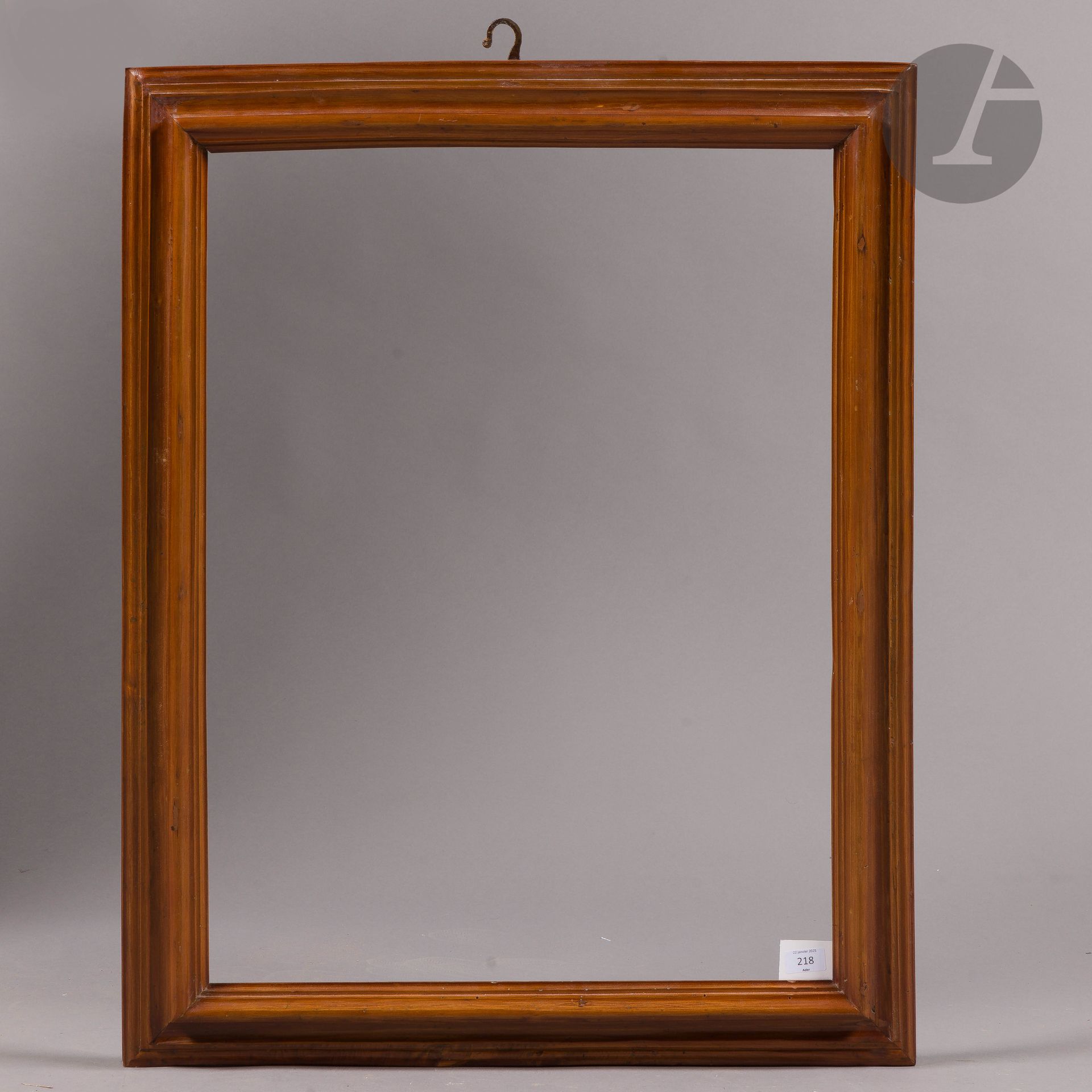 Molded and stained wood frame. Italy, 18th century (warped and modified dimensions). 59.1 x 78.6 cm - Profile: 8 cm (25P)