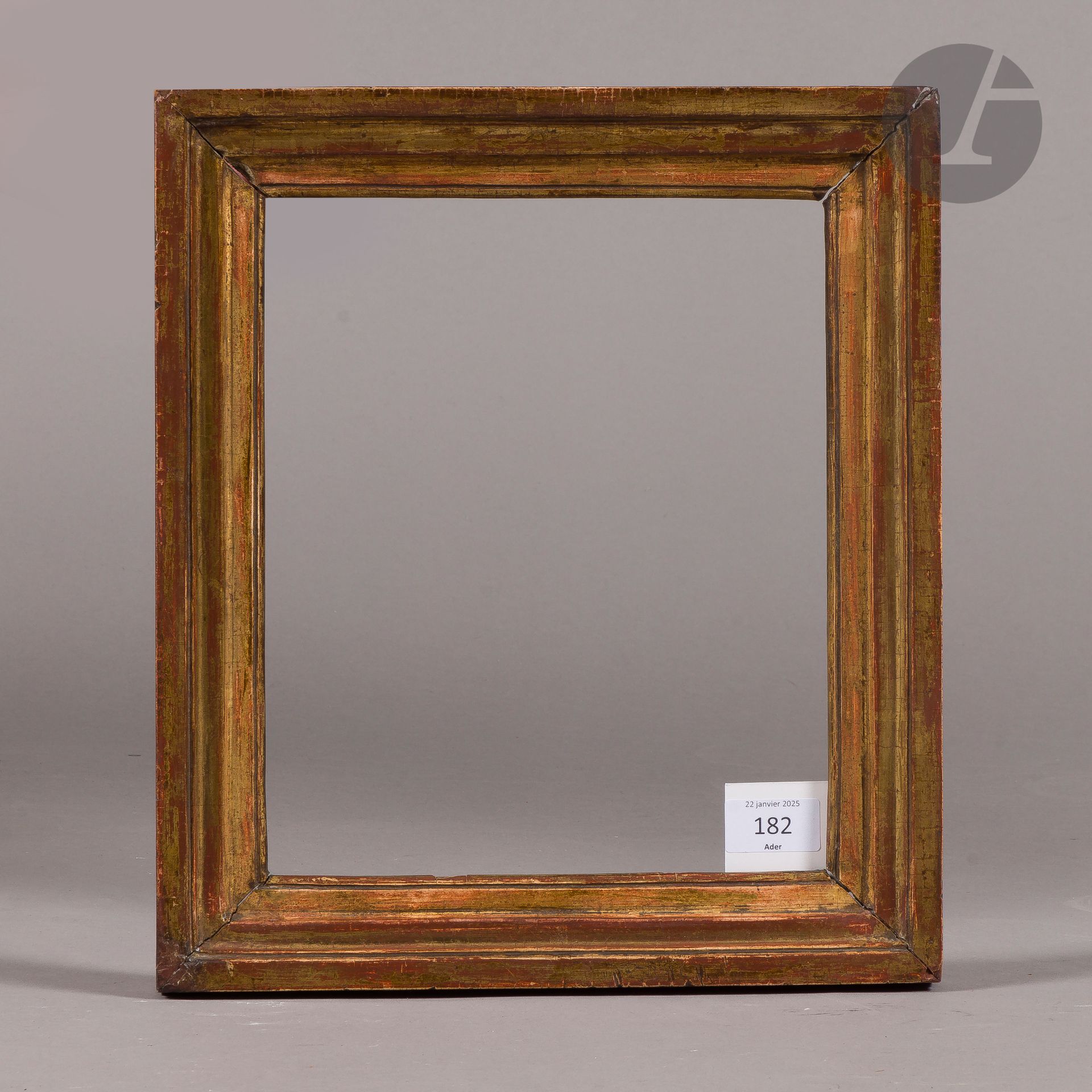 Molded and gilded wood frame. Late 18th century (wear). 22.4 x 26.9 cm - Profile : 4.4 cm