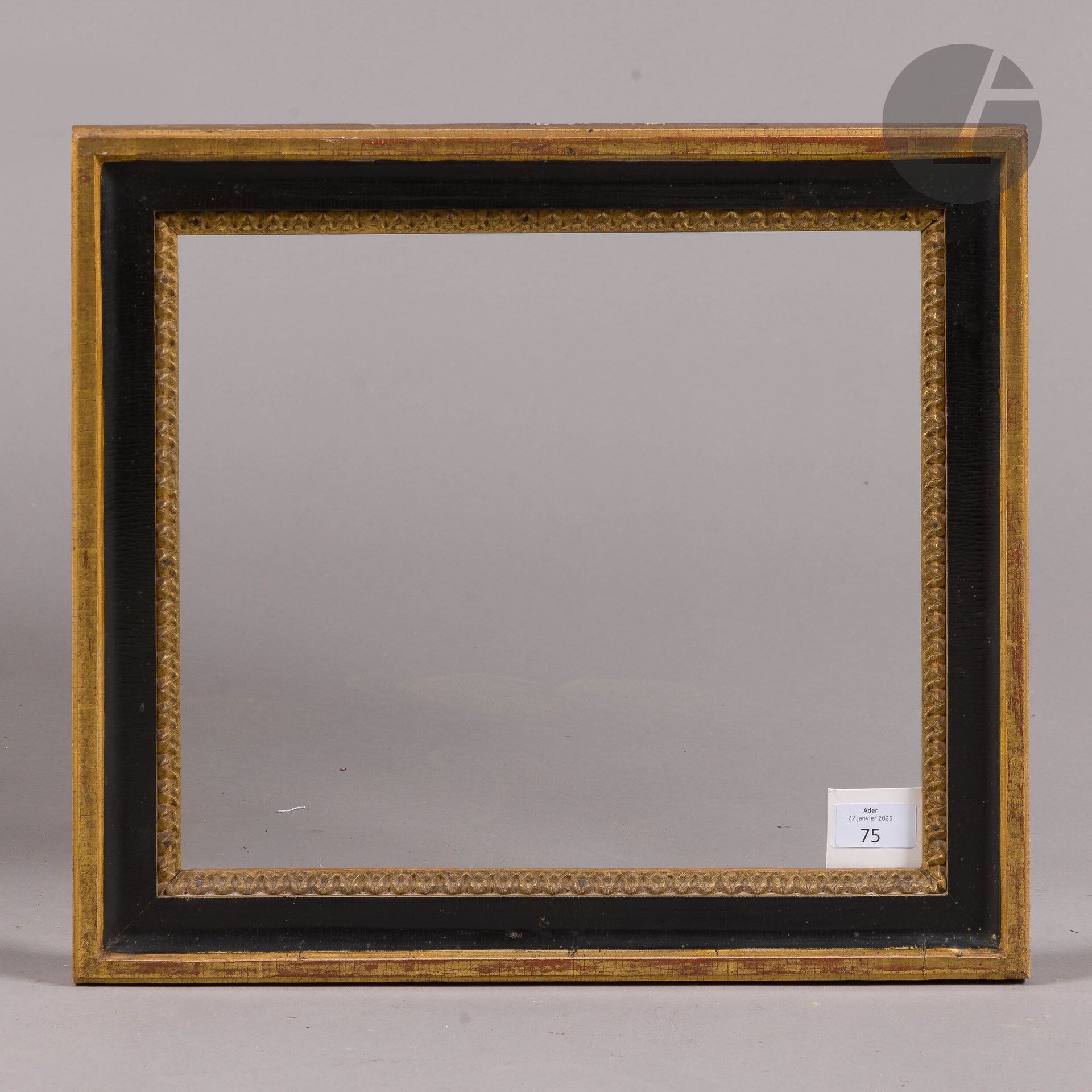 Black and gold molded wood throat with stuccoed heart stripes. 18th century. 30.4 x 35.5 cm - Profile: 5 cm