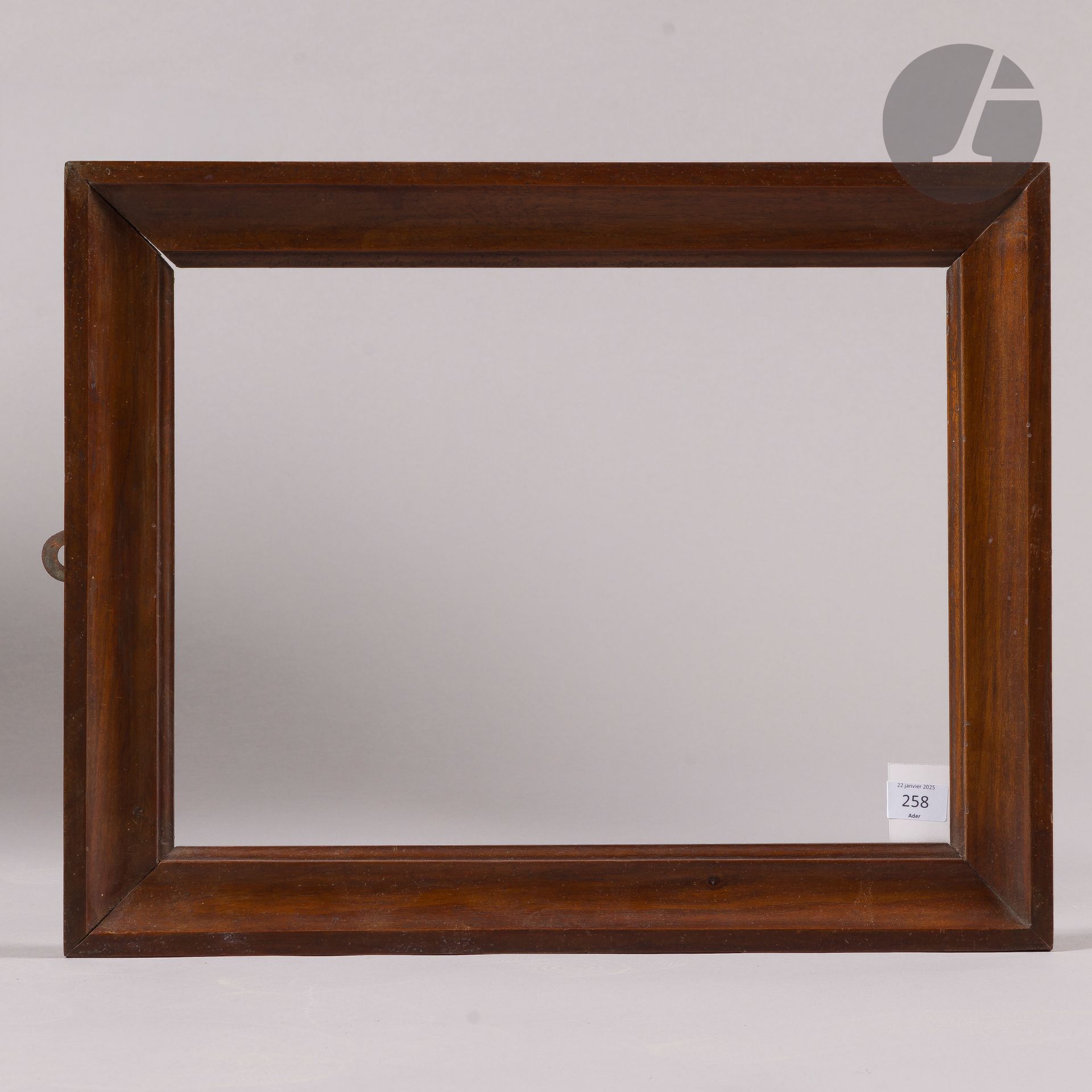 Molded walnut throat. Italy, early 19th century. 33.3 x 44.9 cm - Profile: 6 cm