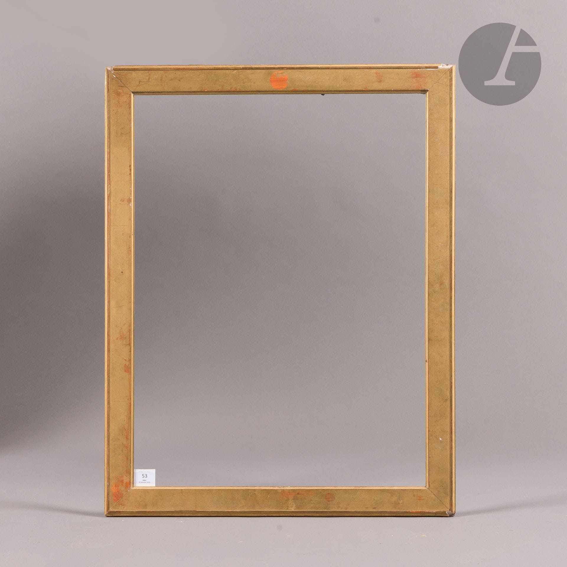 Cadre en bois mouluré et doré. XIXe siècle (accidents et usures). 53,9 x 72,7 cm - Profil : 5,5 cm (20P)