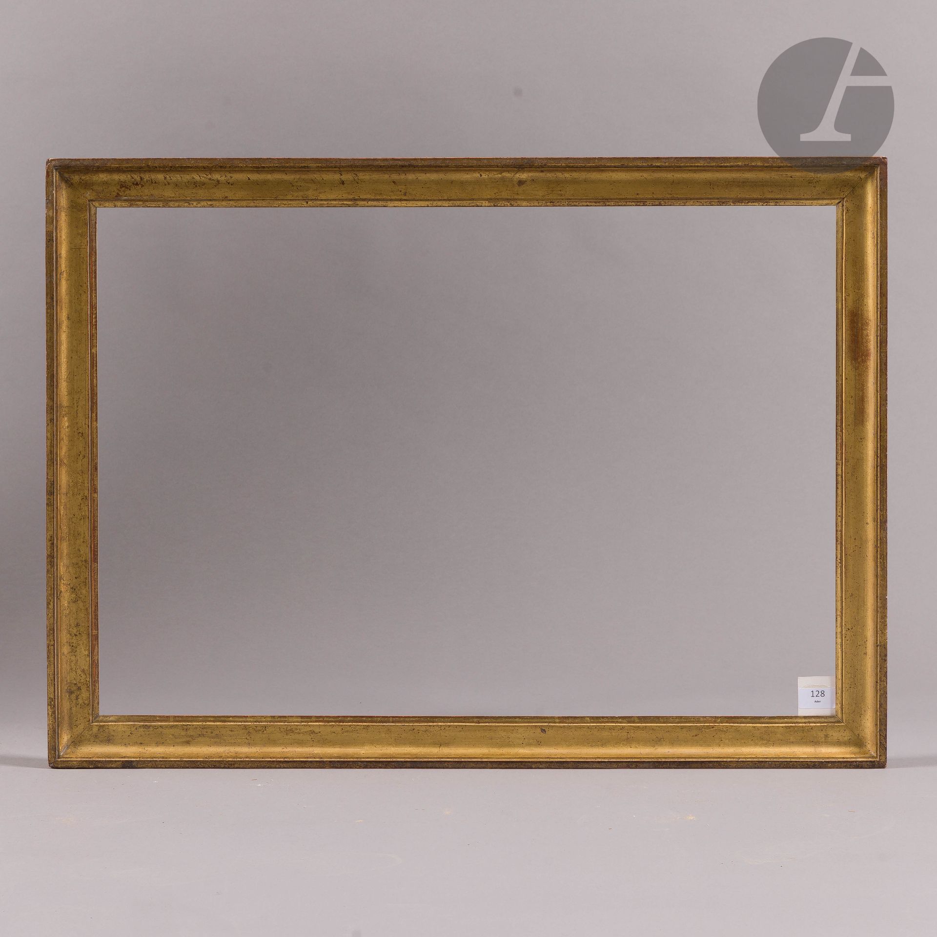 Gorge en bois mouluré et doré. Fin du XVIIIe siècle. 52,7 x 76,5 cm - Profil : 5 cm