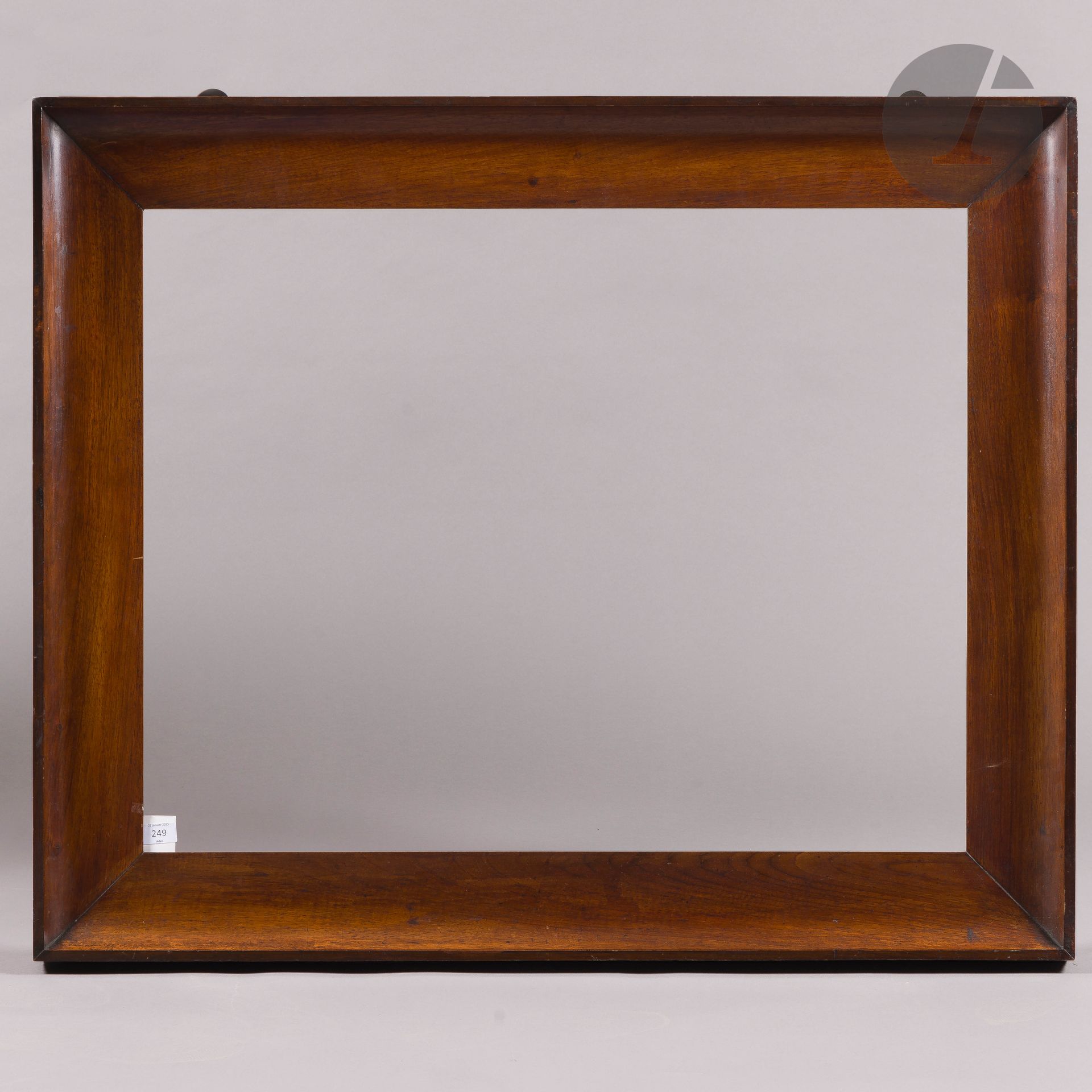 Molded walnut throat on fir core. Italy, early 19th century. 67.5 x 86.6 cm - Profile: 11.5 cm