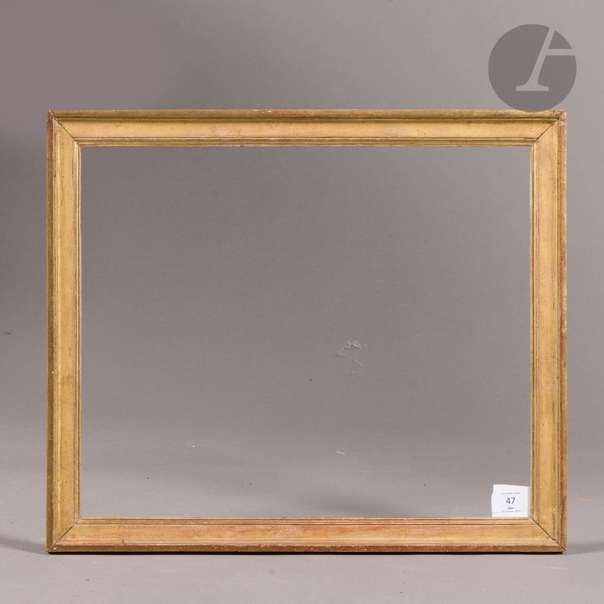 Baguette en chêne mouluré et doré. Époque Louis XVI (usures). 40 x 48,8 cm - Profil : 3,9 cm