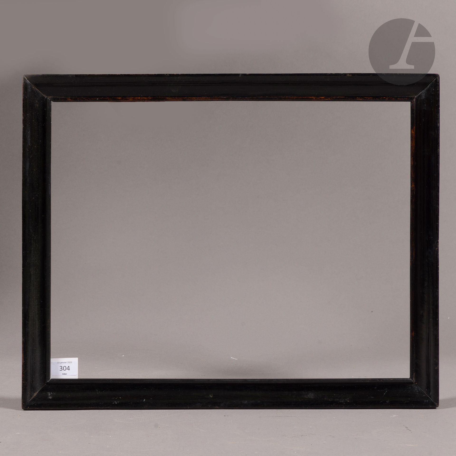 Moulded and blackened mahogany throat. Italy, 19th century. 42.1 x 54.7 cm - Profile: 4.5 cm (10F)