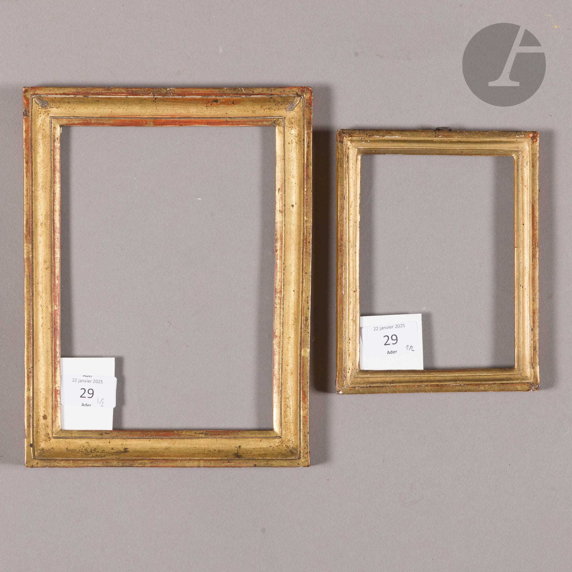 Deux baguettes en bois mouluré et doré. Fin du XVIIIe siècle. 10,7 x 14,8 cm - Profil : 1,8 cm et 14,6 x 20,7 cm - Profil : 2,6 cm