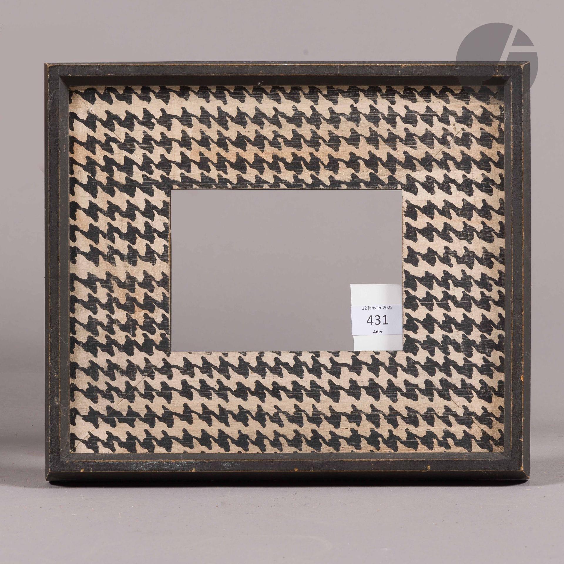Cadre en bois peint à décor de frise. Circa 1970. 11,5 x 16,6 cm - Profil : 9,5 cm (0P)