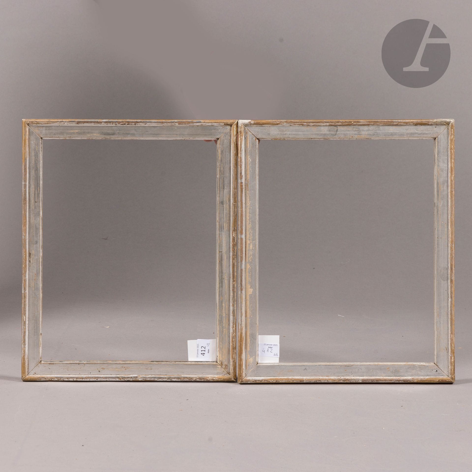 Pair of molded wood and silver frames. 19th century. 28 x 35.7 cm - Profile: 3.4 cm