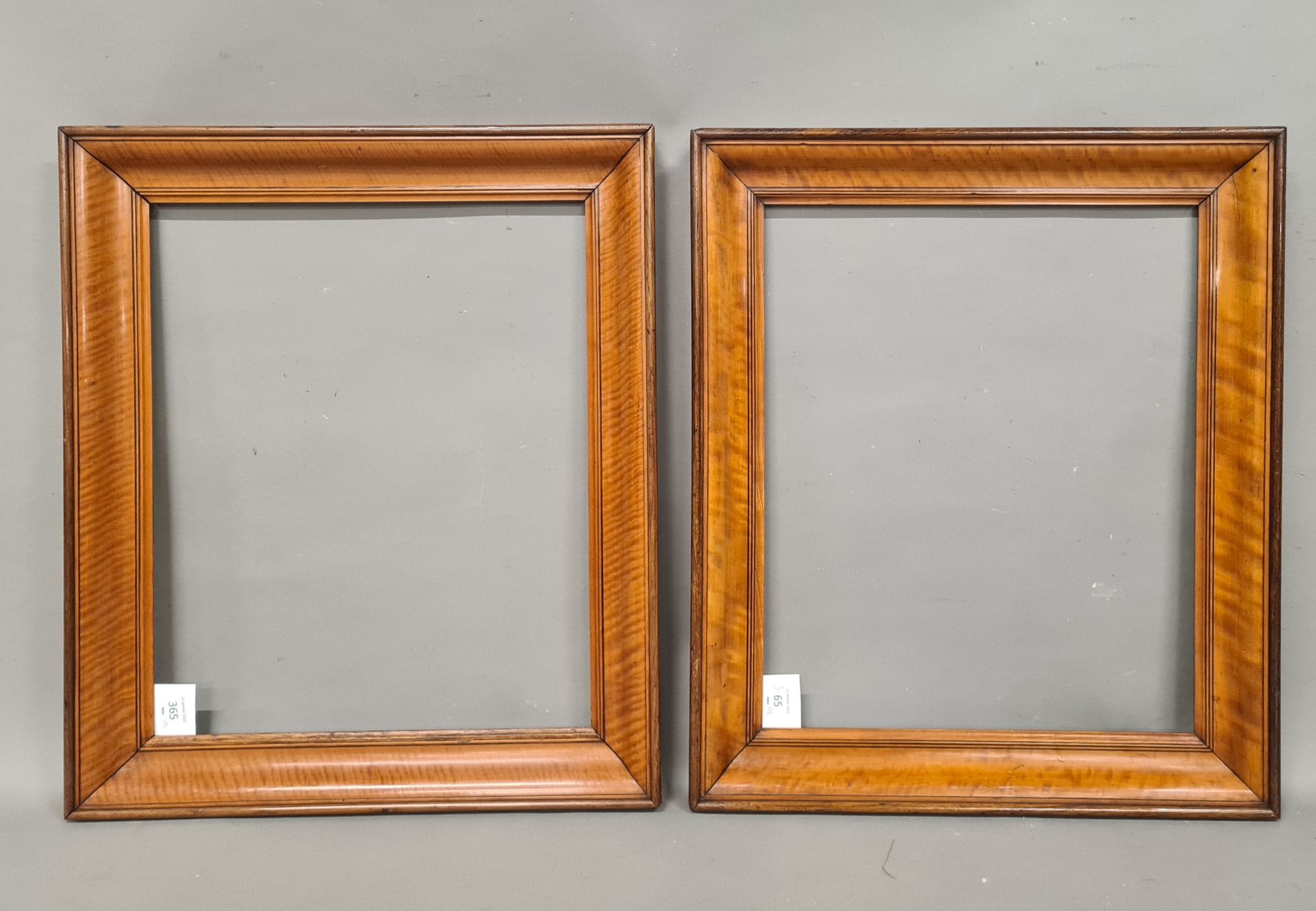Paire de cadres en bois mouluré plaqué de bois exotique à profil en doucine estampille SAVARY. Époque Louis-Philippe (une moulure à la vue remplacé sur un des petits cotés). 36,8 x 44,8 cm et 37 x 45,2 cm - Profil : 6 cm (8F)