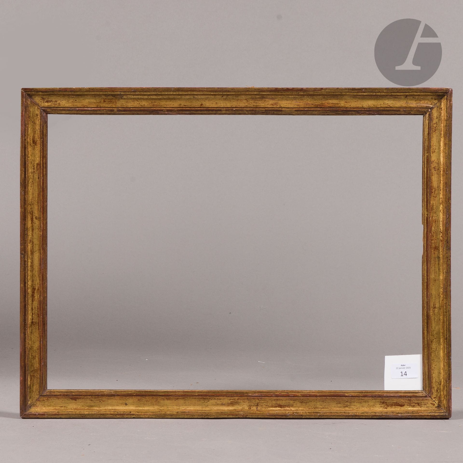 Baguette en chêne mouluré et doré. Époque Louis XVI (usures). 39,6 x 54 cm - Profil : 4,2 cm