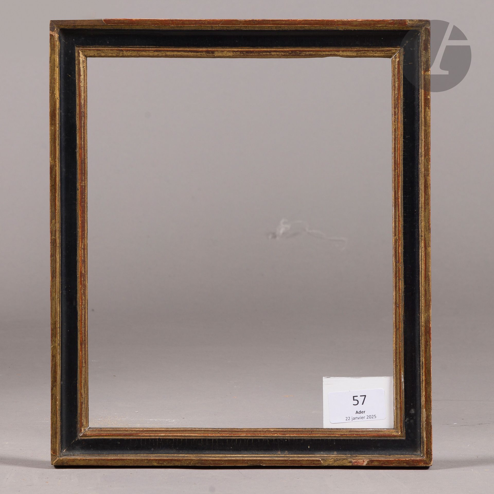 Baguette en bois mouluré noir et or. Fin du XVIIIe siècle (usures et restaurations). 20,7 x 25,3 cm - Profil : 2,4 cm (3F)