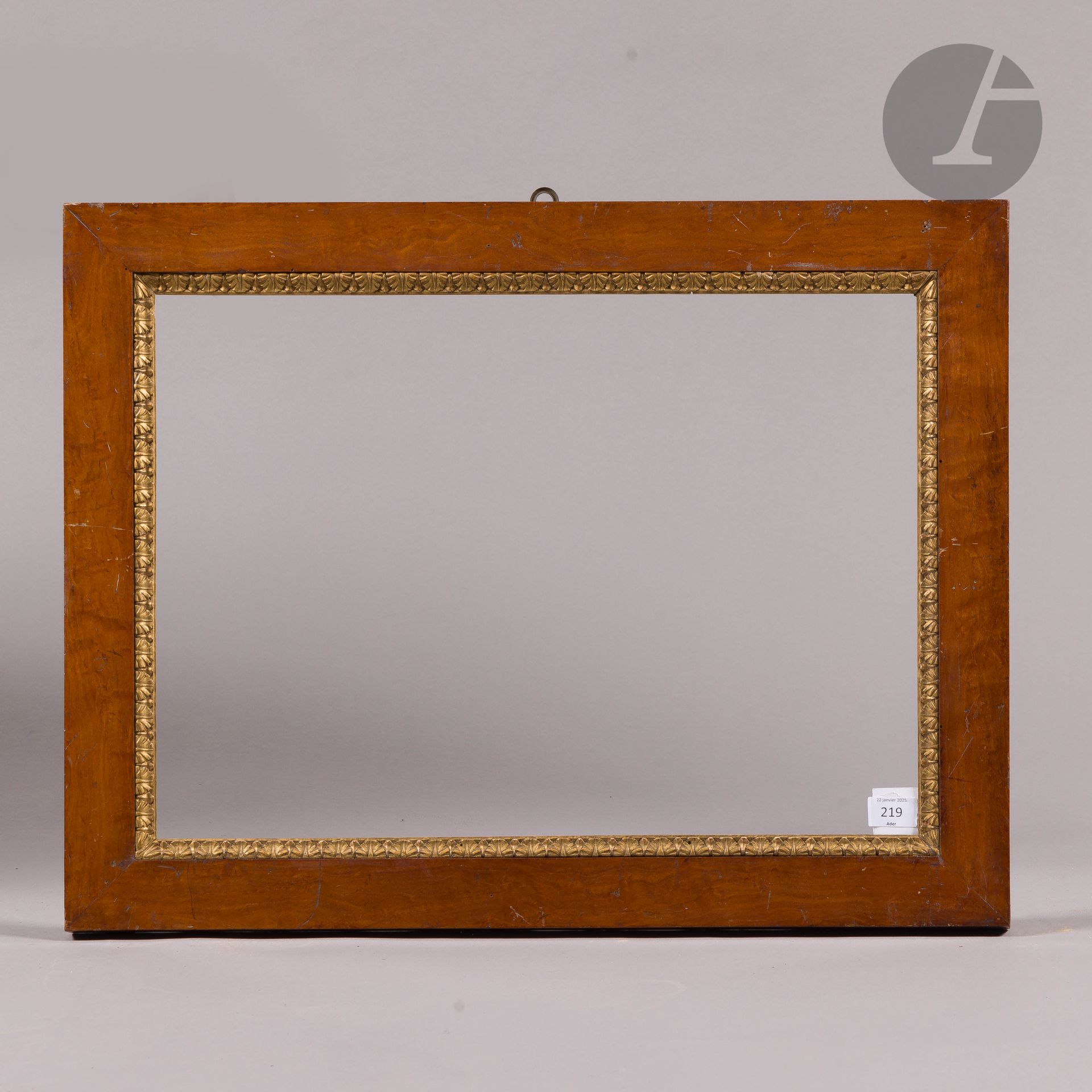 Burr veneered wood frame, carved and gilded wood view with small round leaves. Italy, late 18th century. 39.2 x 55.2 cm - Profile: 6.6 cm