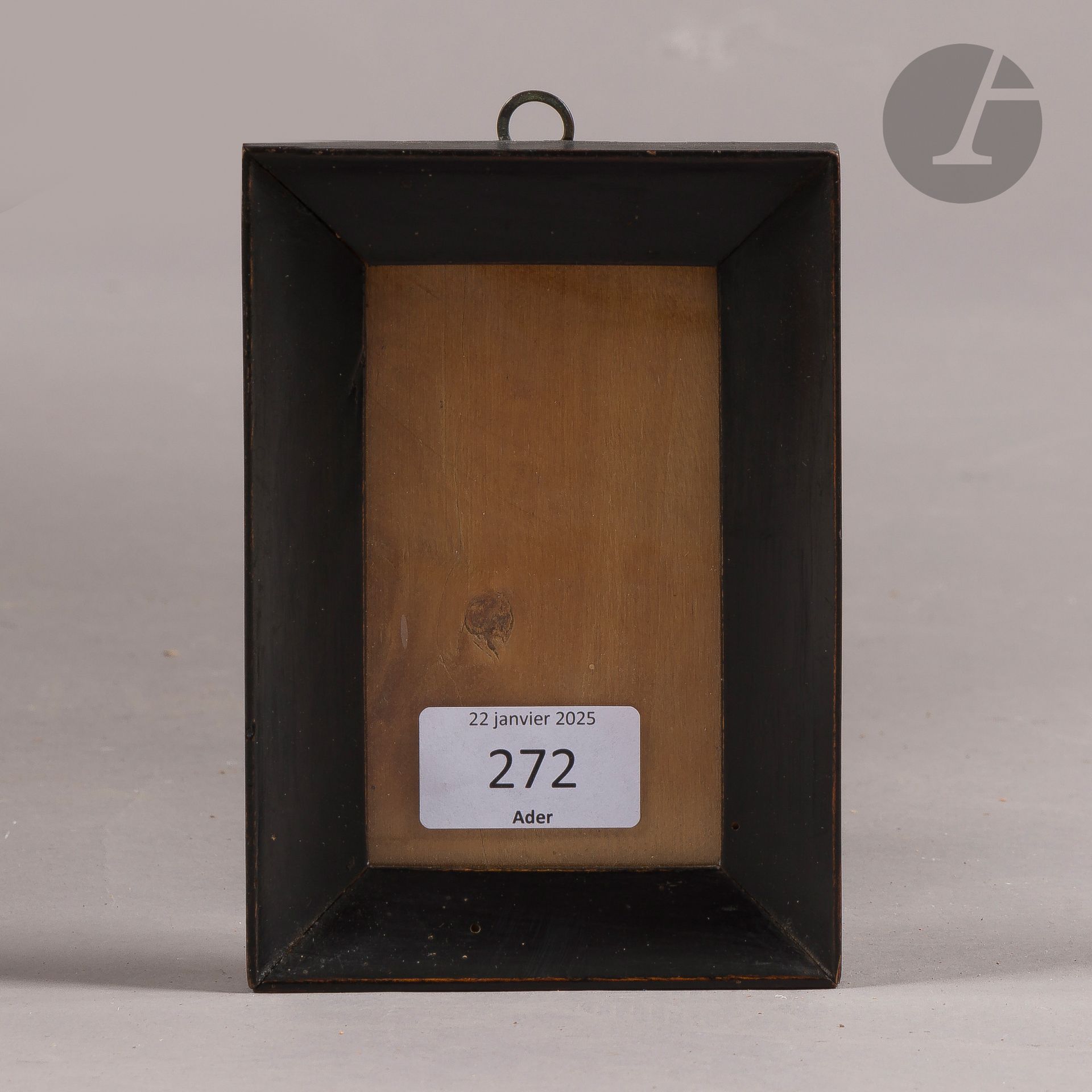 Gorge en bois mouluré et noirci. Italie XIXe siècle. 6,2 x 10,5 cm - Profil : 2,3 cm