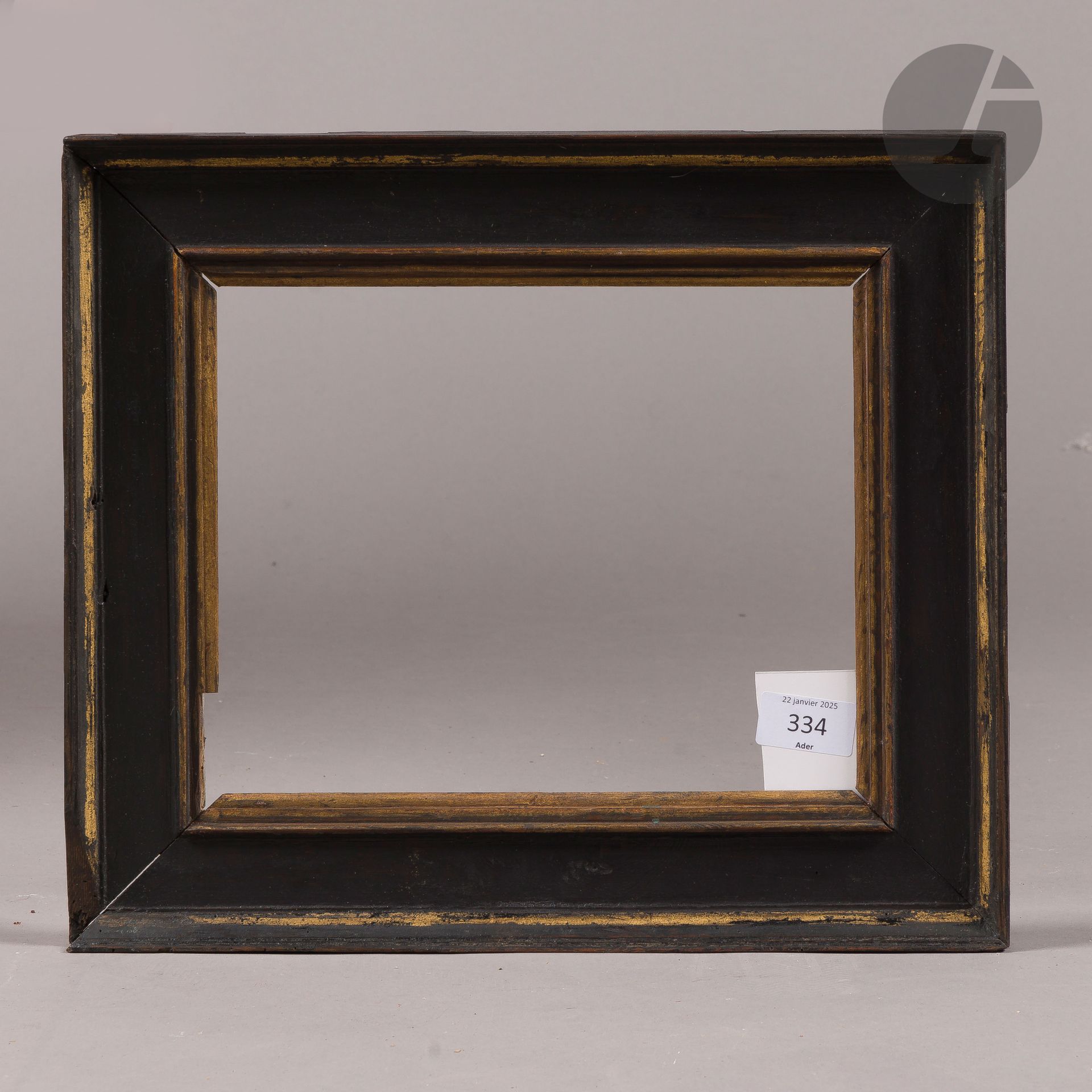 Cadre à cassetta en bois mouluré noir et or. Époque Louis XIII (manque de 5 cm sur une moulure extérieur et sur 4 cm sur la moulure à la vue). 20 x 25 cm - Profil : 6 cm (3F)