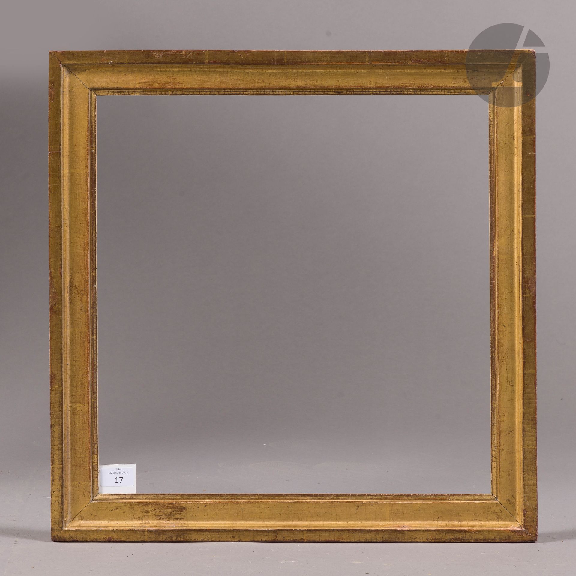 Cadre en bois mouluré et doré. Époque Louis XVI (usures). 45 x 45 cm - Profil : 5 cm