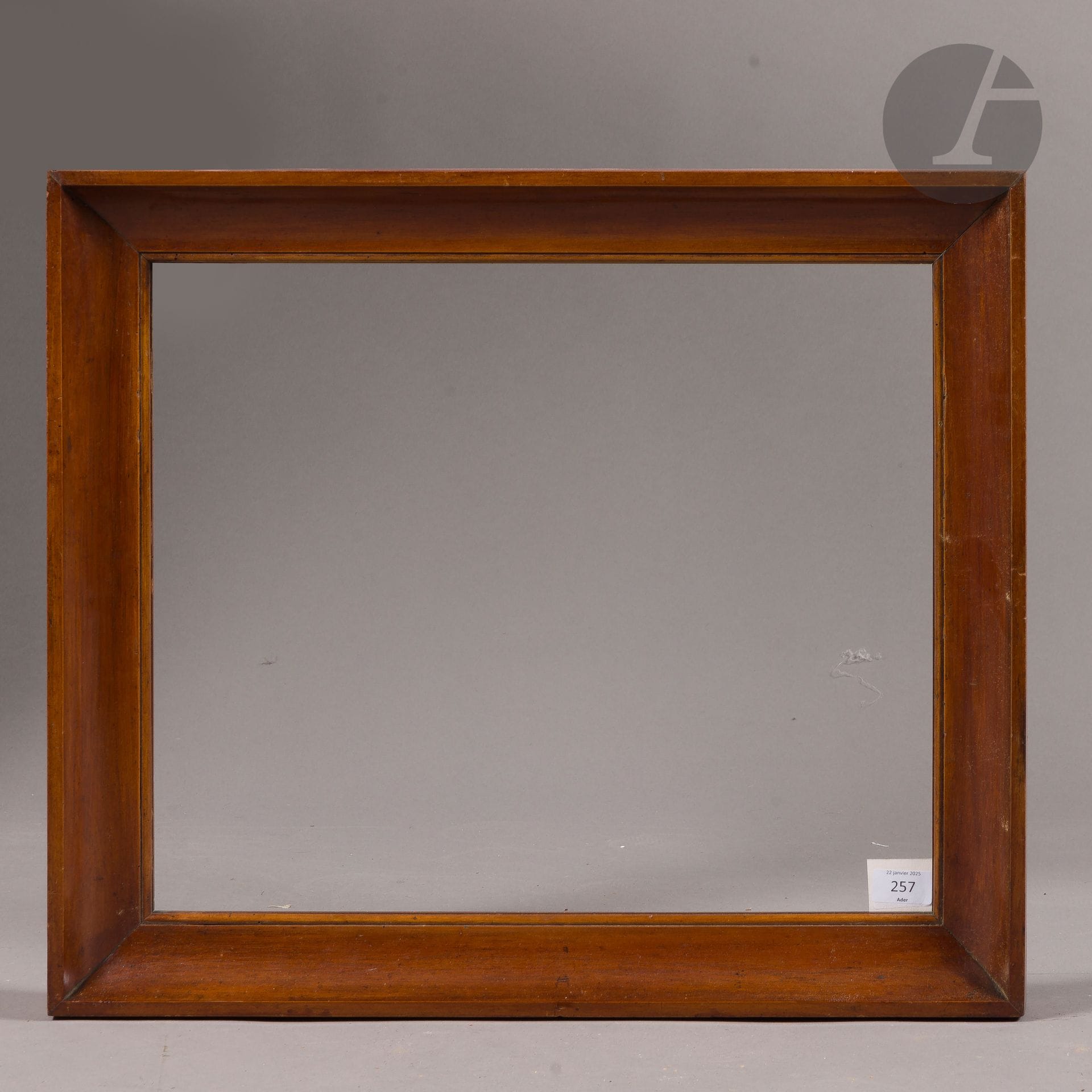 Molded and varnished walnut throat. Italy, early 19th century. 41.2 x 49.5 cm - Profile: 6.5 cm