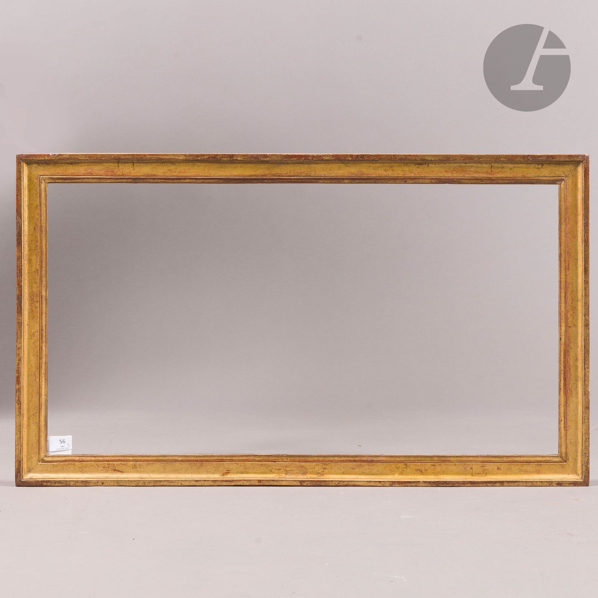 Paire de gorges en bois mouluré et doré. Époque Louis XVI . 46,1 x 87,1 et 46,1 x 87,3 cm - Profil : 5,2 cm