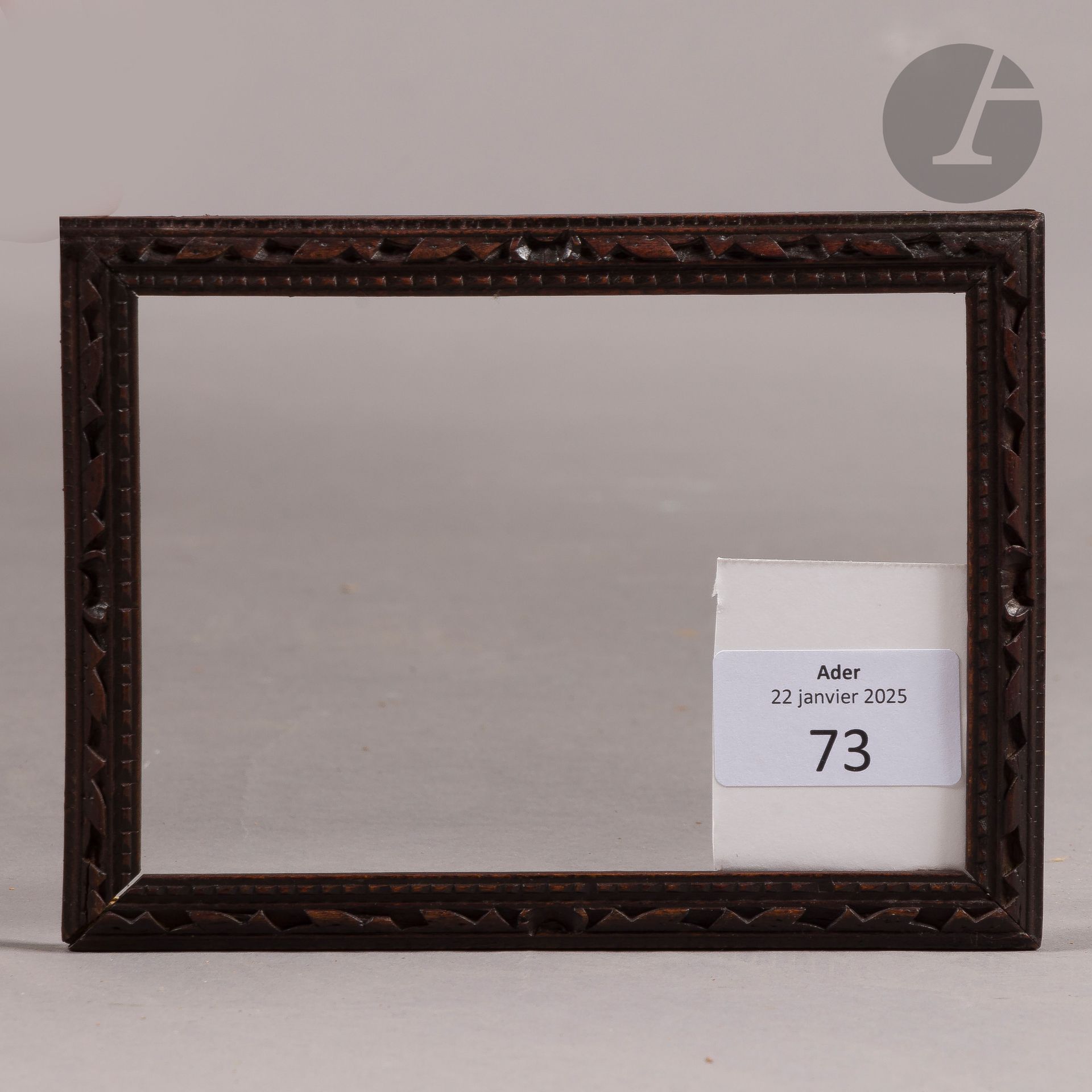 Carved wood frame decorated with foliage. 17th century. 9 x 13 cm - Profile: 1 cm
