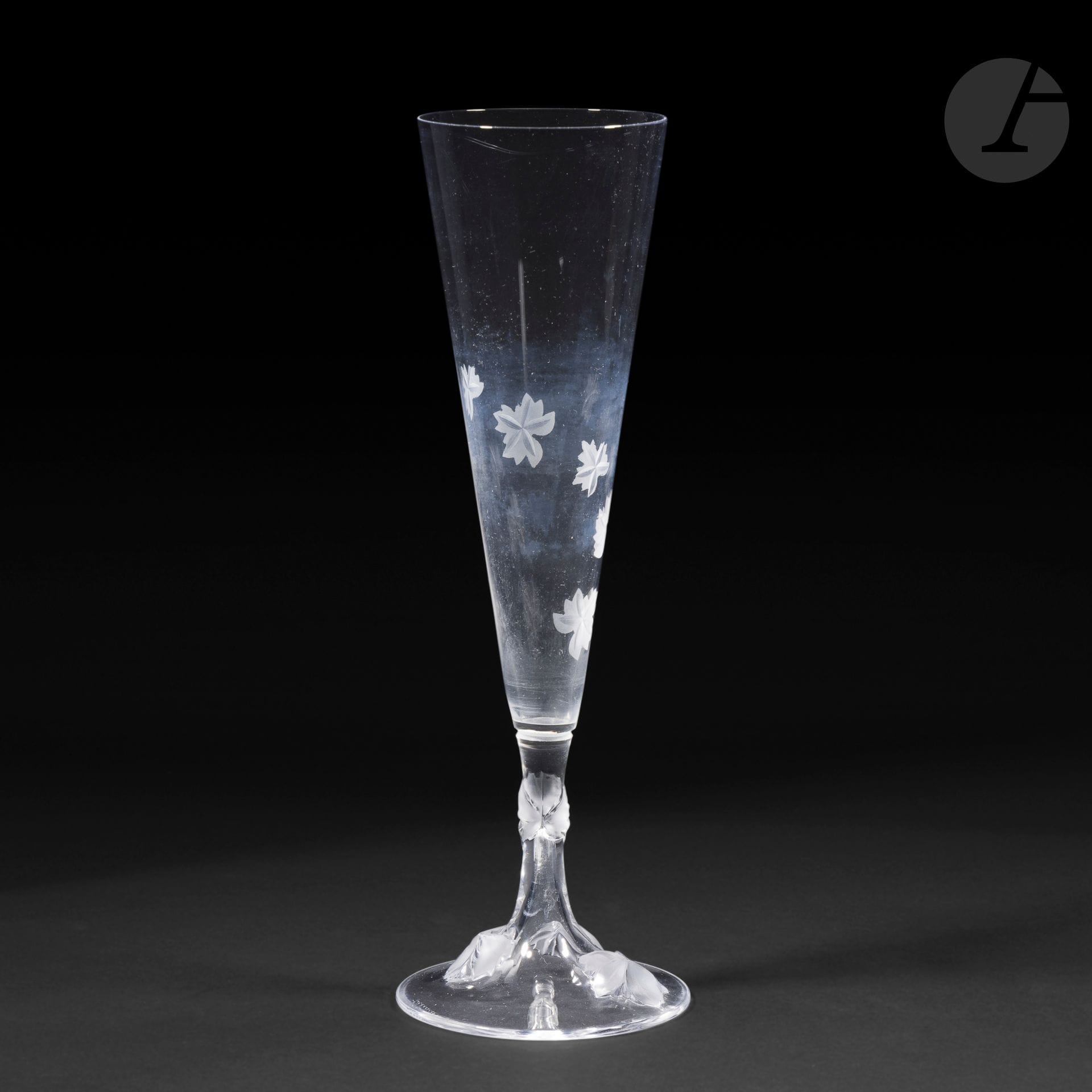 MARIE-CLAUDE LALIQUE (1935-2003) - MAISON LALIQUE
Vine
Horn-shaped vase on pedestal, with turning title in relief on the base and engraved on the body.
Proof in blown-molded and partly satin-finished crystal.
Signed LALIQUE ® France in cursive letters at the point below the base.
Height: 25 cm