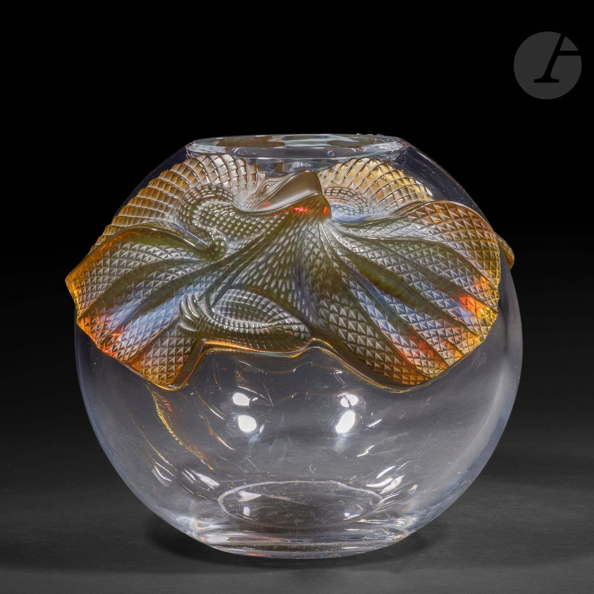 MARIE-CLAUDE LALIQUE (1935-2003) – MAISON LALIQUE
Erimaki, le modèle conçu en [1988]
Vase boule.
Épreuve en cristal soufflé-moulé, au décor en applications à chaud de lézards en cristal moulé-pressé teinté ambre dans la masse et satiné.
Infimes chocs et égrenures au décor de lézards.
Non signé.
Hauteur: 23 cm – Diamètre: 28 cm