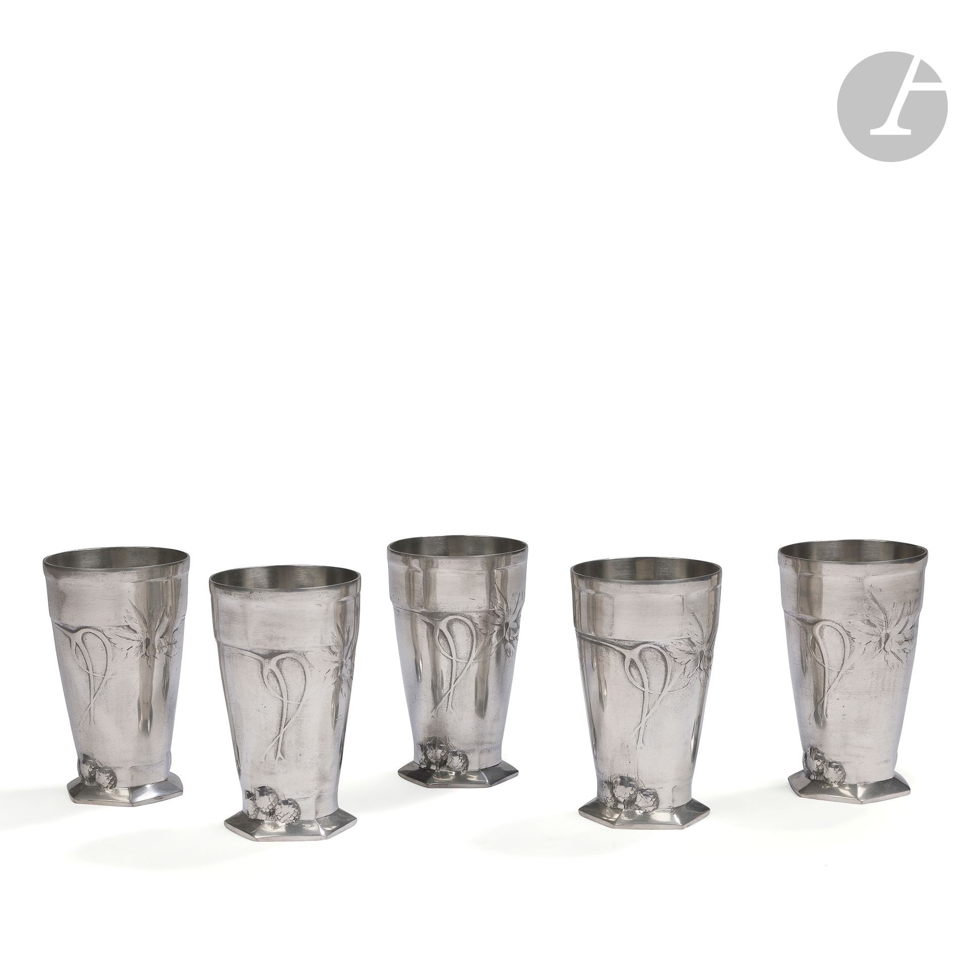 KAYSERZINN – MAISON FONDÉ JOHANN PETER KAYSE 
Suite de 5 gobelets. Épreuves en étain argenté; les motifs feuillagés en léger relief. Époque Art nouveau. Chaque pièce marquée du cachet KAYSERZINN au revers.  H. 11,5 cm