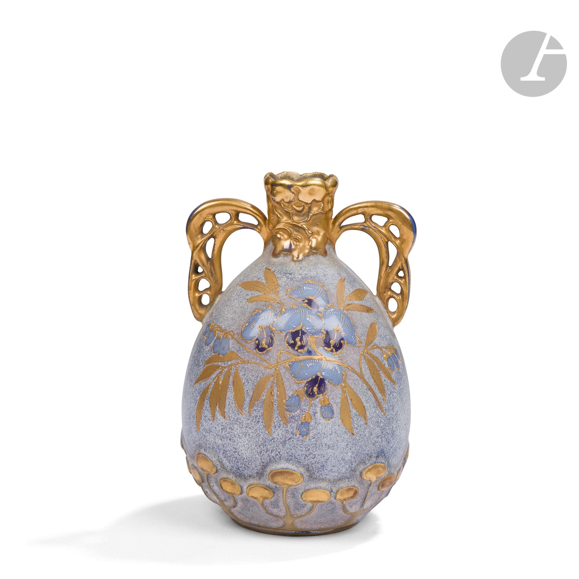 RSTK (RIESSNER-STELLMACHER-KESSEL) À TURN-TEPLITZ (BOHEMIA) 
Vase soliflore à deux anses détachées. Épreuve en céramique émaillée polychrome et à l’or au four. Vers 1900. Marqué du cachet sous la base. H.16 cm