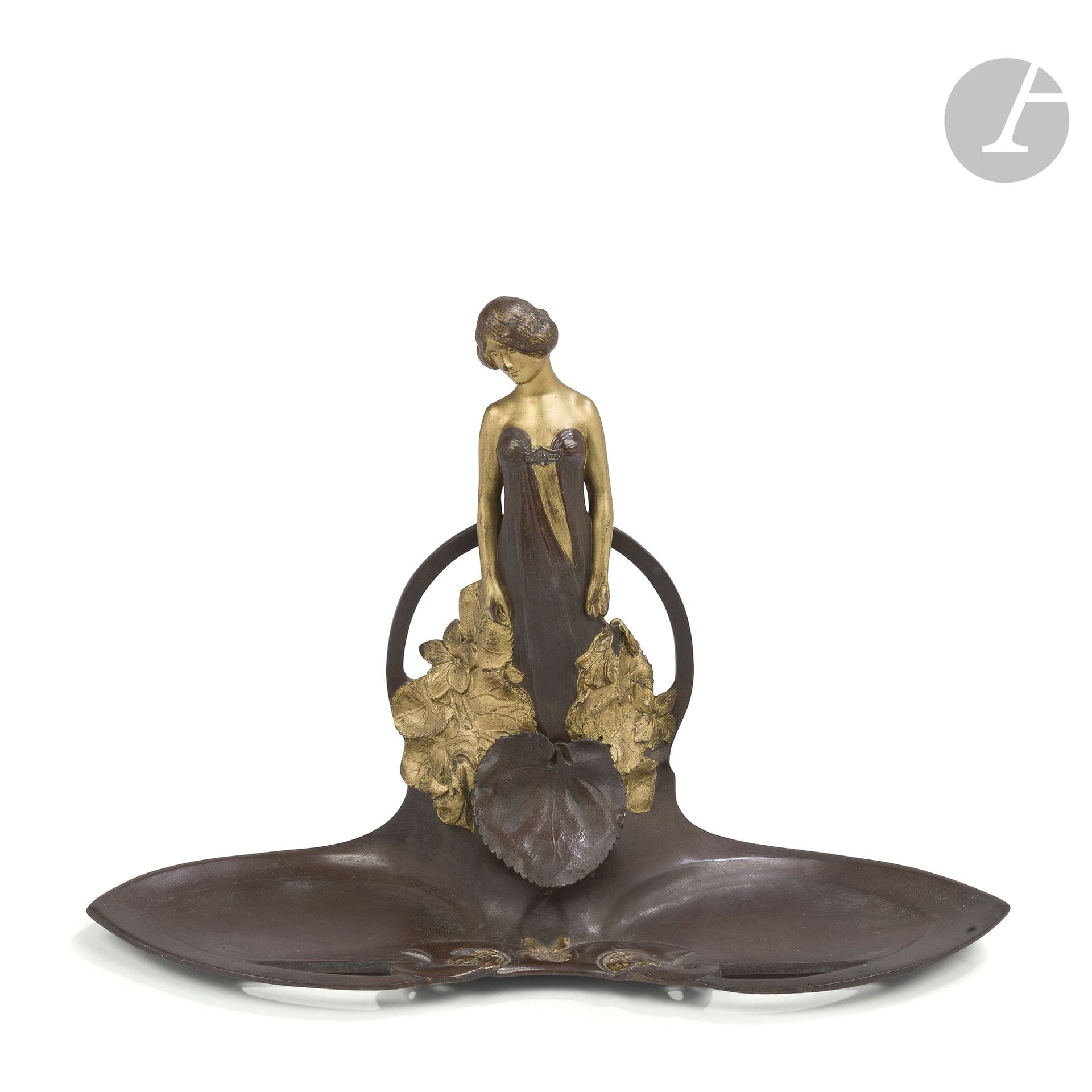 CHARLES KORSCHANN (1872-1943)
Thoughtful young woman
Inkwell with two pen trays; the title figure in the round. Double patina bronze proof; chocolate, gold. Art Nouveau period. Glass inkwell missing. Signed Ch. KORSCHANN and stamped LOUCHET Paris Ciseleur at the base on the back. H. 24 cm - L. 35 cm