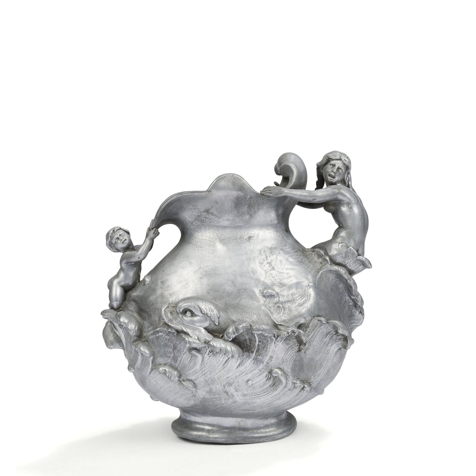 HENRI HUPPE (1855-1911)
Woman and child among the waves animated by a dolphin
Allegorical vase. Cast pewter proof. Circa 1900. Deformations to the base. Signed H. HUPPE under the female figure. H. 28 cm - L. 27 cm