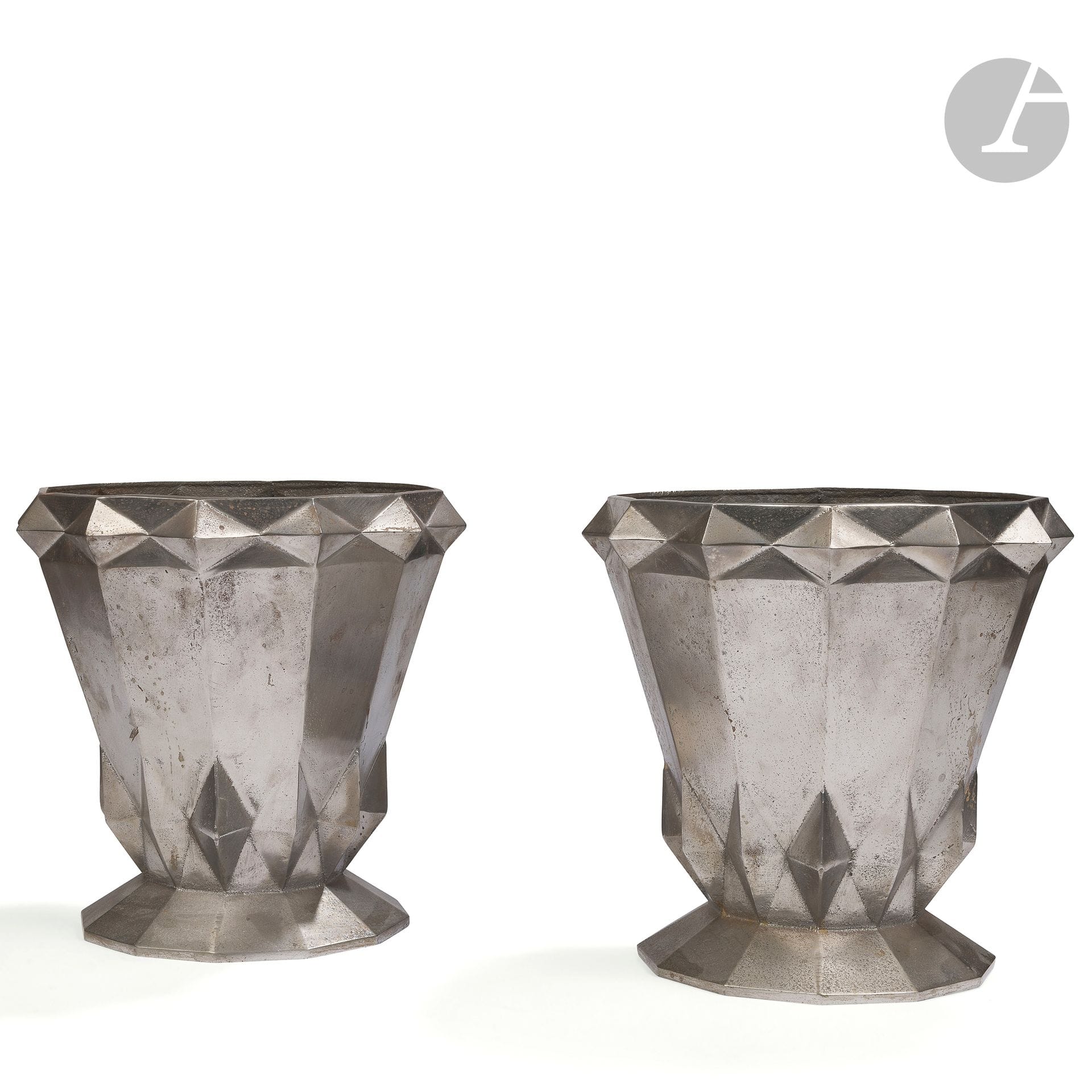 ART DECO WORK
Pair of outdoor vases. Cast-iron proof. H. 26.5 cm - L. 27 cm
