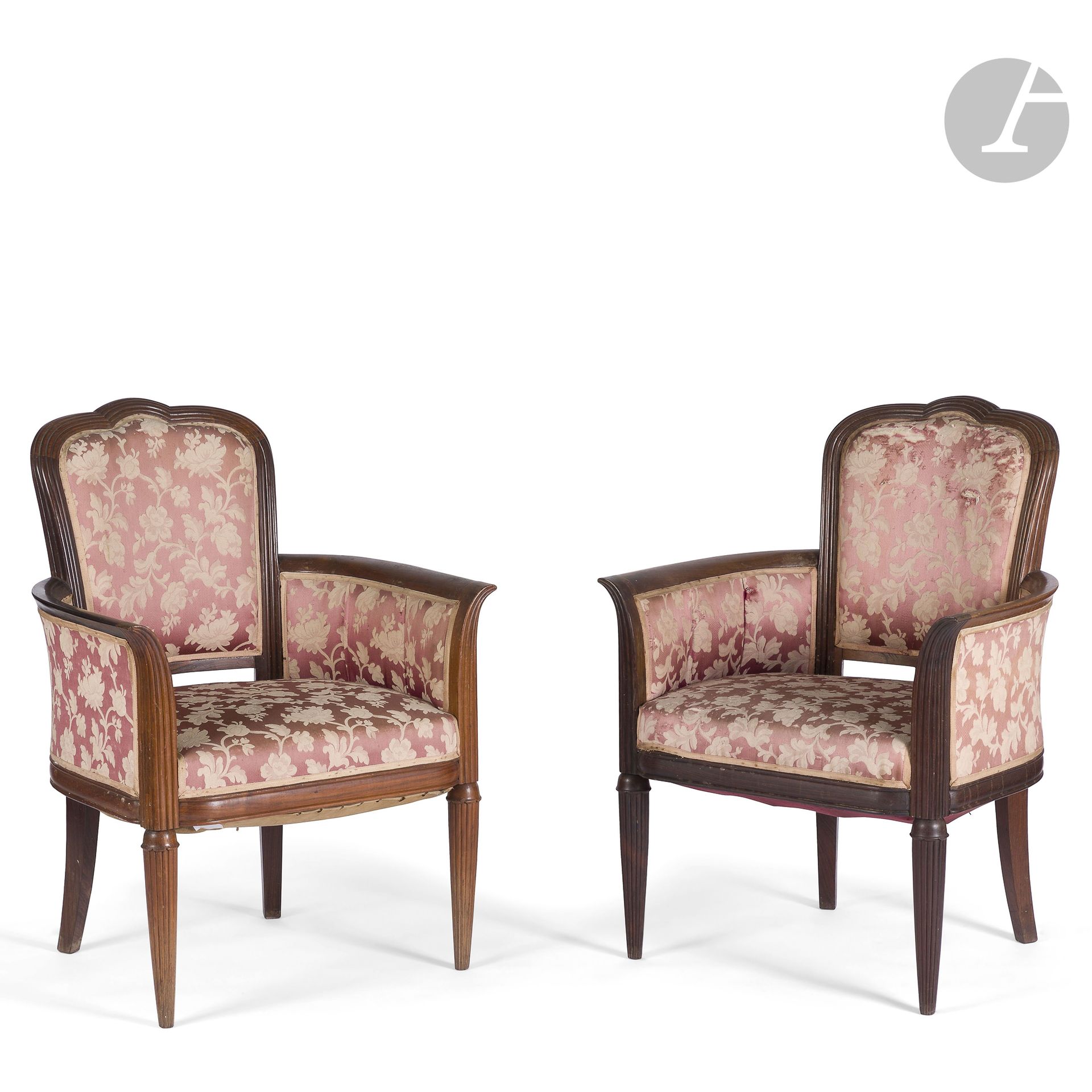 PAUL FOLLOT (1877-1941) (ATTRIBUTED TO)
Pair of armchairs in ribbed, molded and carved rosewood. The backrests and armrest fronts are fluted. Stylized lily-of-the-valley bell-shaped capitals on the front legs. Flared armrests. Circa 1920-25. Upholstery (worn) not original. H.88cm - W.166cm - D.66cm

Bibliography:
- L'Art vivant - N° 17 of 1925. Slight variation reproduced on page 24.
- Art et Décoration- September 1921. Variant version corbeillereproducedpage 75. 
- Le Meuble-Éditions du Chêne, Paris, 1941. Slight variation reproduced on page 53.


This lot can be picked up in our Grange Batelière room until January 27 at 12 noon, then by appointment at Établissement Sebastien Gauriat, 31 boulevard Anatole France 93200 Saint-Denis - Tel. 01.71.70.29.50. Free storage for one week following the sale (for subsequent days, see price conditions at Établissements Gauriat).