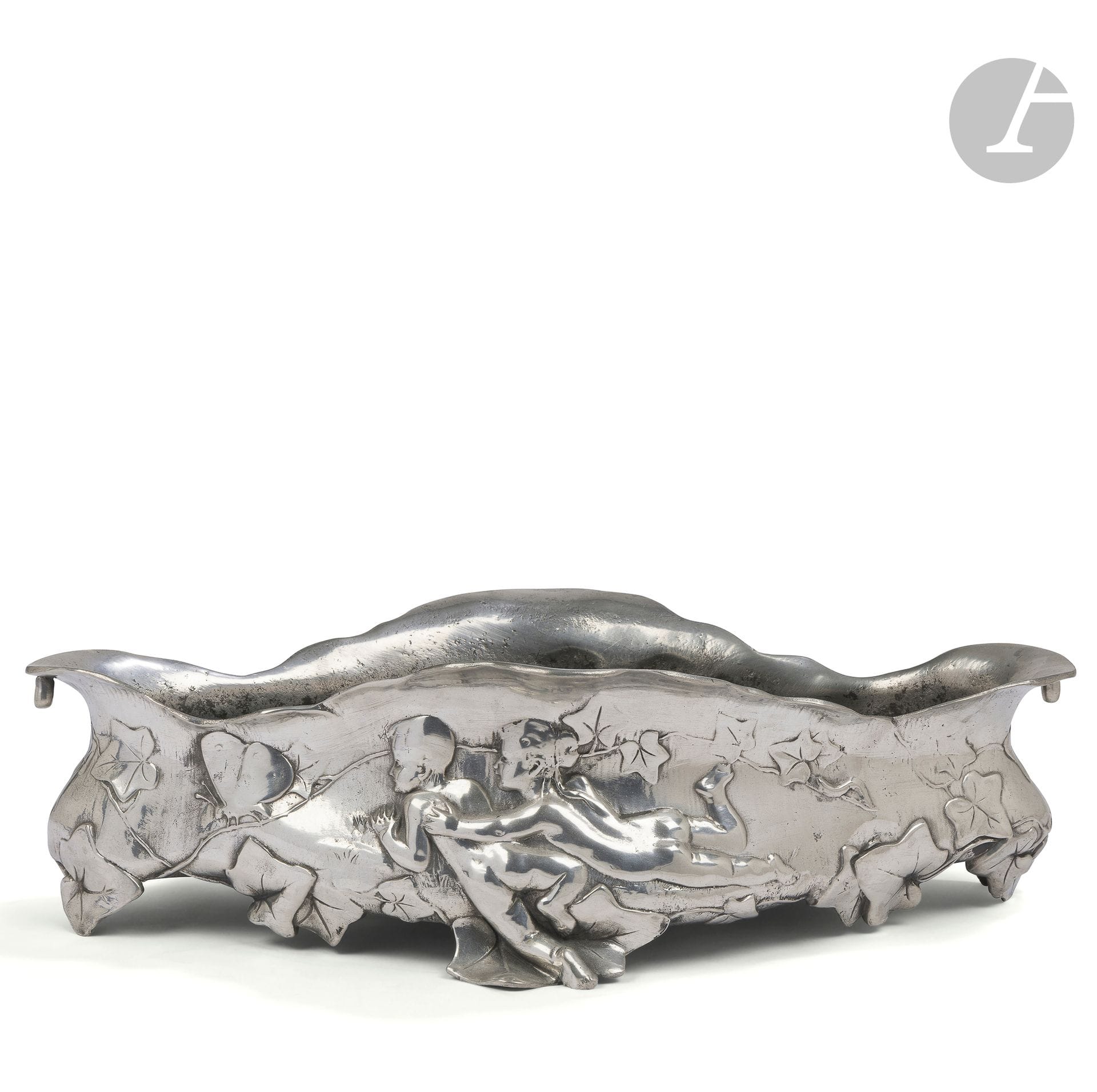 KAYSERZINN - HOUSE FOUNDED JOHANN PETER KAYSE
Children playing among ivy
Large planter forming a centerpiece for a table; the title decoration in relief on both sides. Proof in silver-plated pewter. Art Nouveau period. Marked with the KAYSERZINN stamp on the reverse.  H. 12 cm - L. 43 cm - W. 25 cm