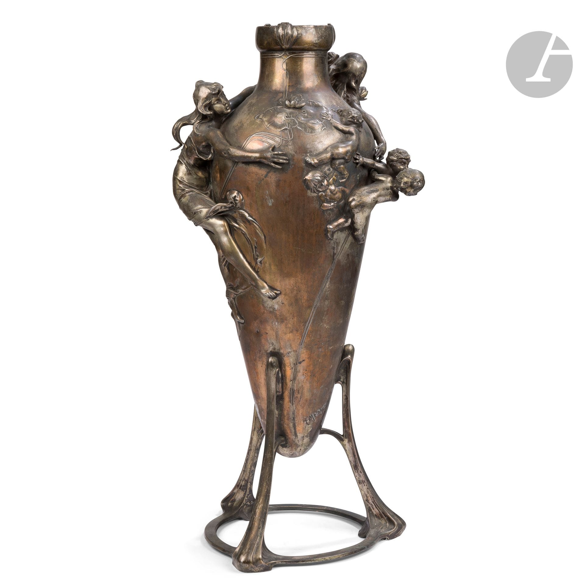 HUGO MEINHARDT (19th-20th) SCULPTOR - FRANZ-XAVER DAUTZENBERG GILDING IN KREFELD (ATTRIBUTED TO)
Matriarchal family
Very large amphora vase on tripod. Proof in silver-plated metal; title decoration in the round. Circa 1900. Scattered dents, some parts unsilvered. Signed H. MEINHARDT towards the base of the amphora. H. 65.5 cm
