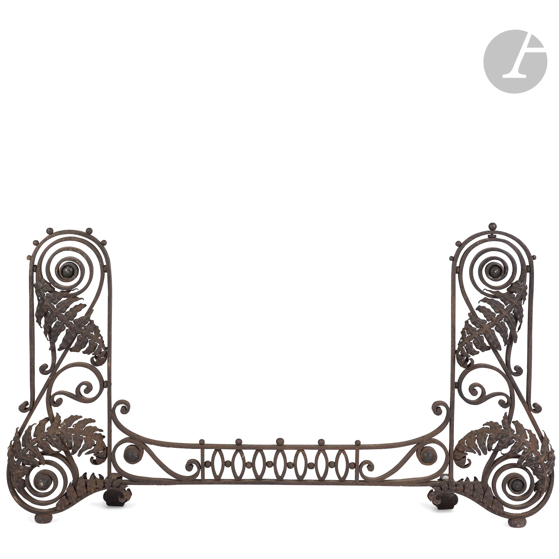 ART NOUVEAU WORK
Les Fougères
Wrought-iron bar with patina finish. Lateral parts in double scrolls with title motifs treated in cut, worked and patinated sheet metal; central bar with geometric decoration. Complete with rear jambs. Circa 1900. Oxidation marks. H.58cm - L.105cm