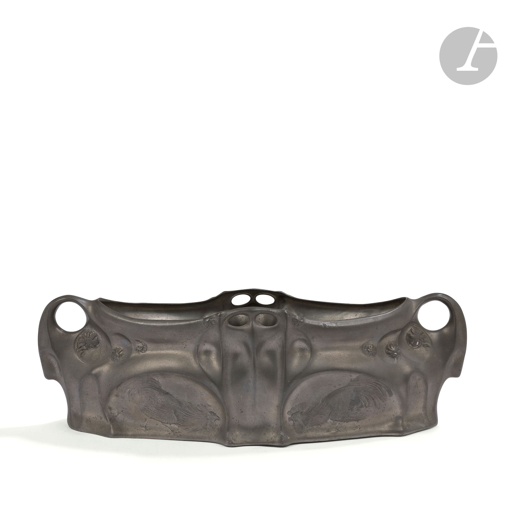 KAYSERZINN - HOUSE FOUNDED JOHANN PETER KAYSE - THE MODEL ATTRIBUTED TO HUGO LEVEN (1874-1956)
Les Volatiles
Planter forming a table centerpiece; the title decoration in relief on both sides. Proof in pewter. Art Nouveau period. Crystal interior missing. Marked with the KAYSERZINN stamp on the reverse.  H. 12 cm - L. 43 cm - W. 25 cm