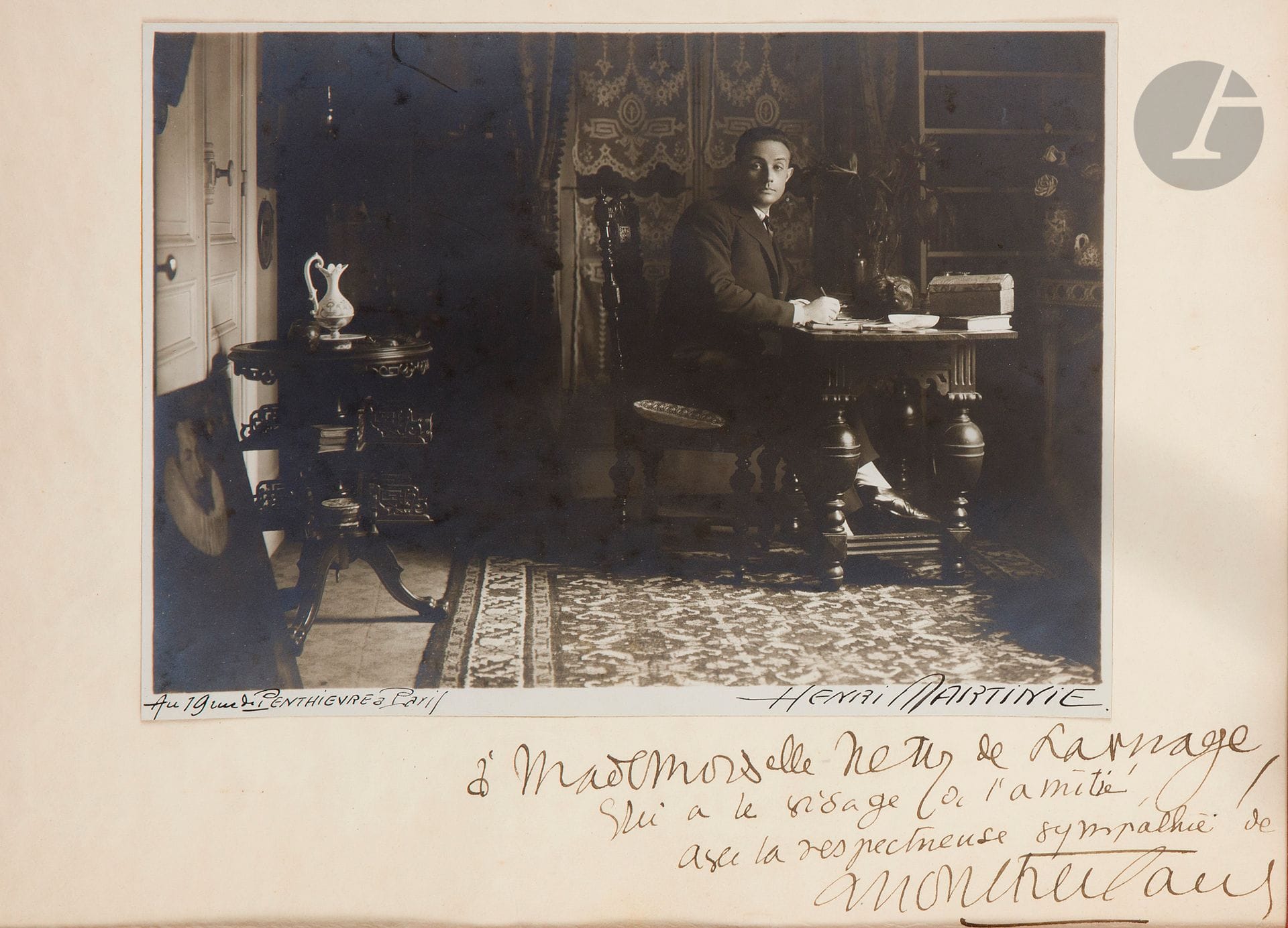 Henri MARTINIE (1885-1965)
Portrait d’Henry de Montherlant à sa table de travail
Tirage argentique.
Signé par le photographe.
Dédicace autographe signée de MONTHERLANT sur la bordure : « à Mademoiselle Netty de Larnage qui a le visage de l’amitié, avec la respectueuse sympathie de Montherlant ».
Cadre.
25,5 x 33 cm